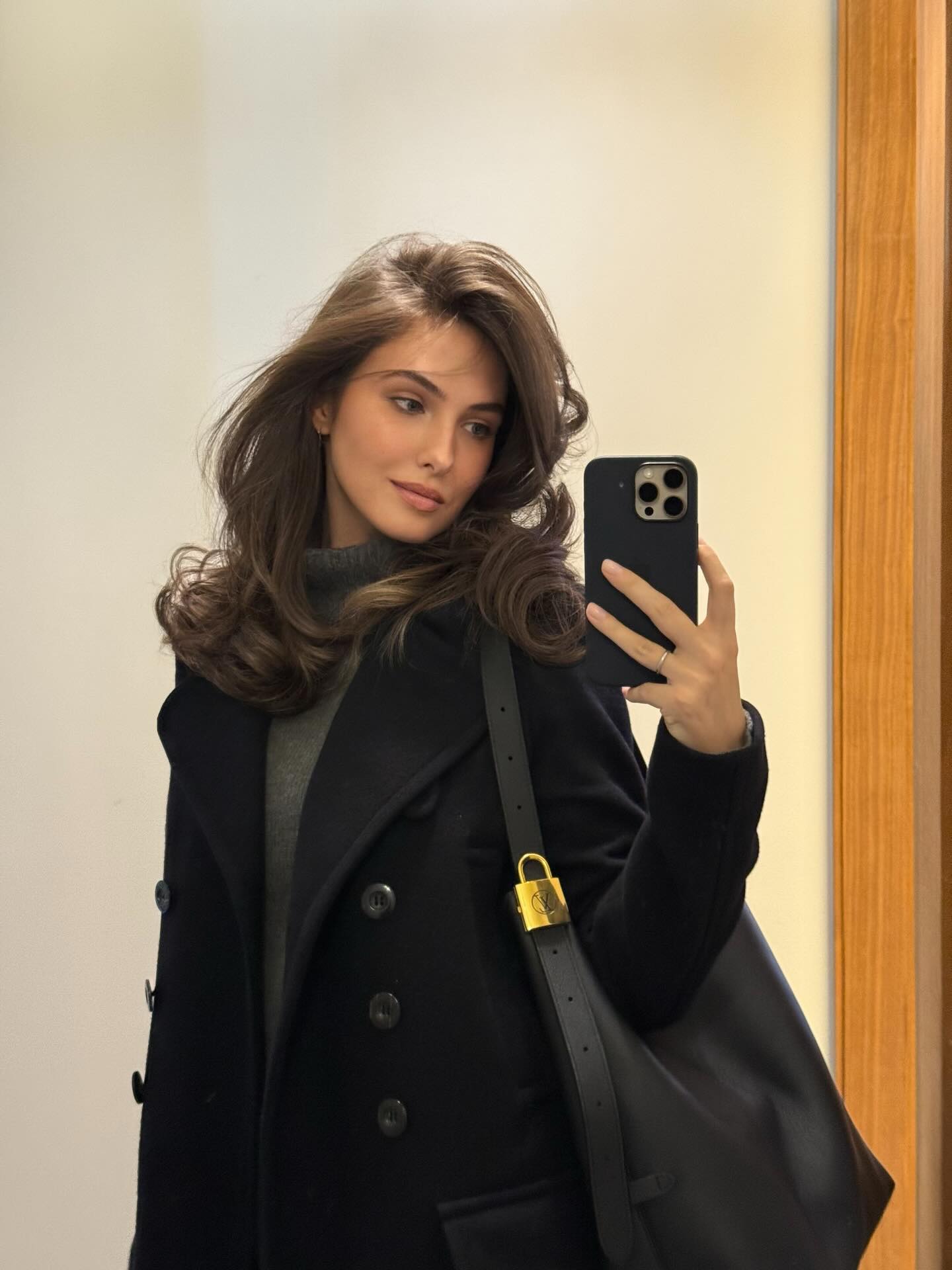 Nastya Soroko炭灰高领针织衫配黑色双排扣大衣，极简老钱风