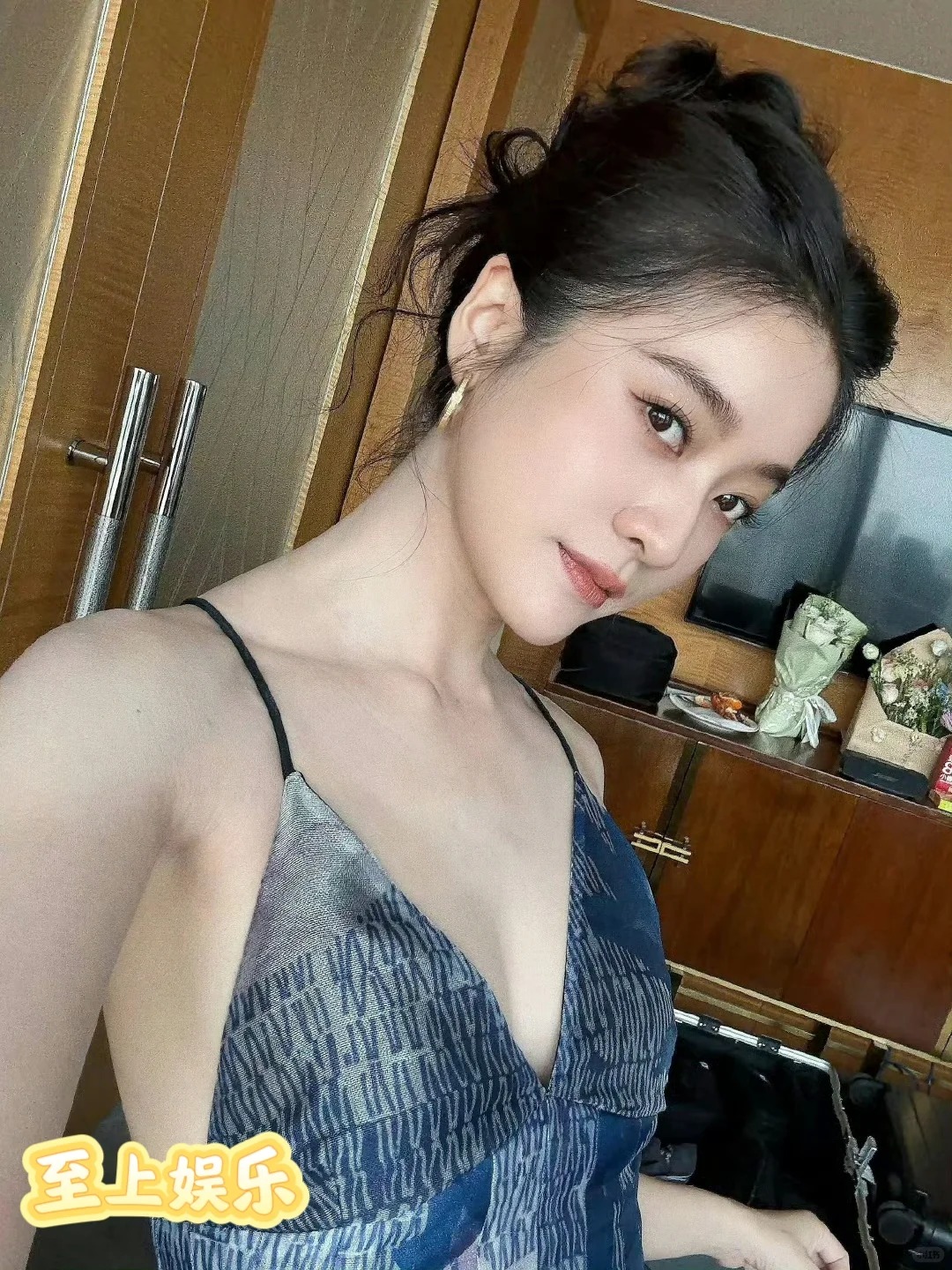 【街拍】张雪迎，蓝色吊带装，超美身材 时尚穿搭