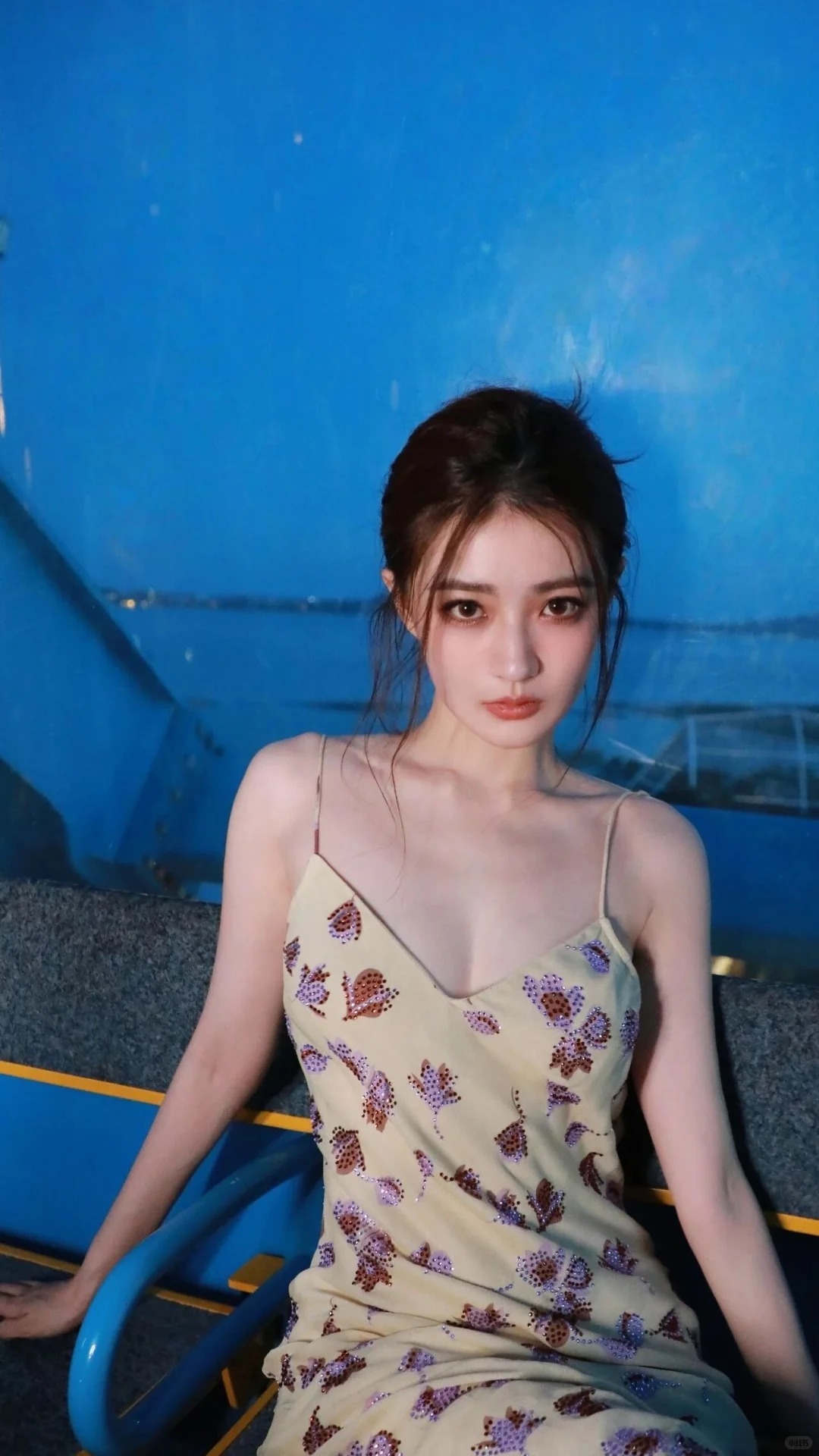 【街拍】徐璐｜碎花吊带裙，清爽迷人！ 时尚穿搭