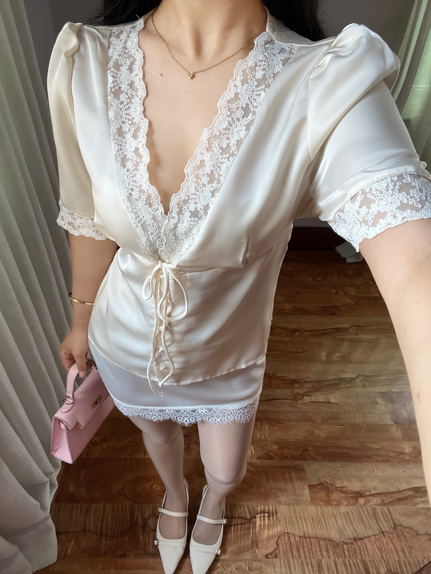 peonnie.closet白色缎面蕾丝套装，优雅甜美约会风