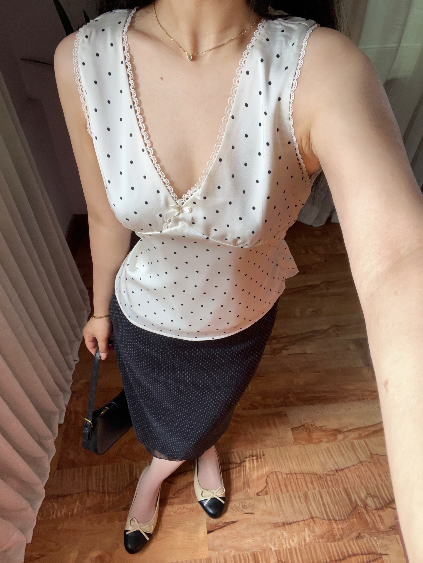 peonnie.closet白色蕾丝边上衣配短裙，甜美性感约会风