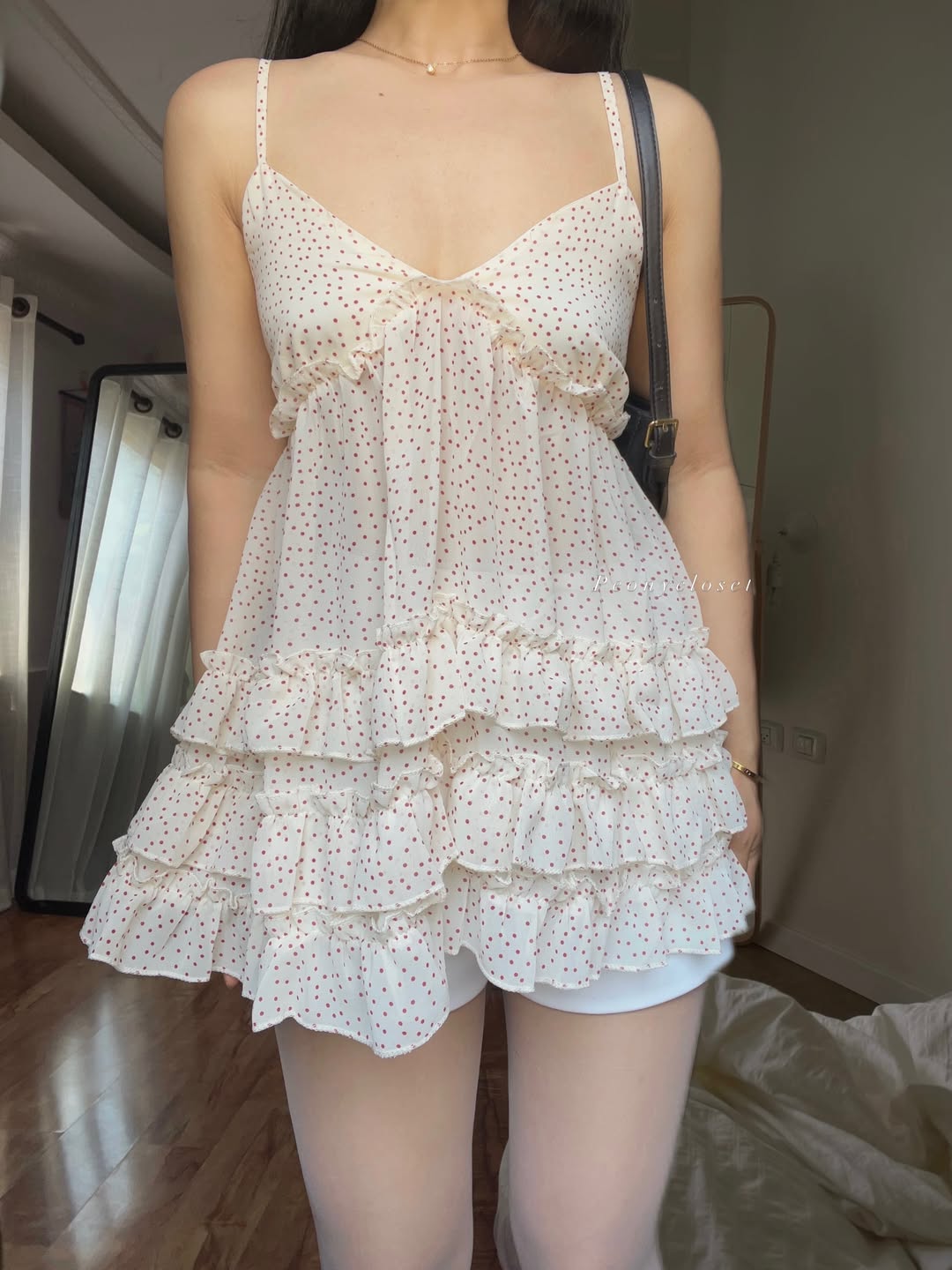 peonnie.closet白色上衣配黑色短裙，简约时髦日常风