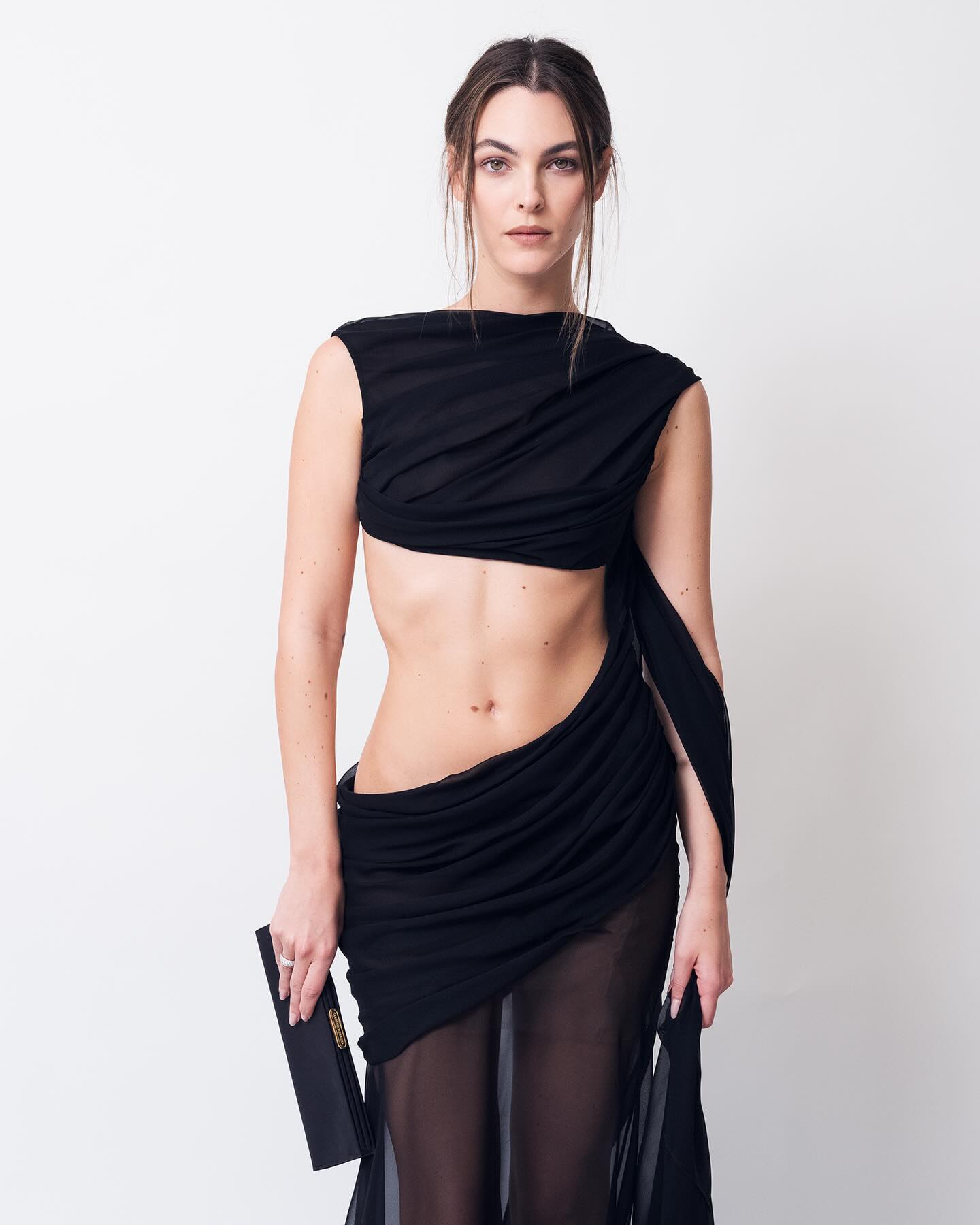 Vittoria Ceretti 全黑不对称褶皱套装，露腰解构主义高定造型