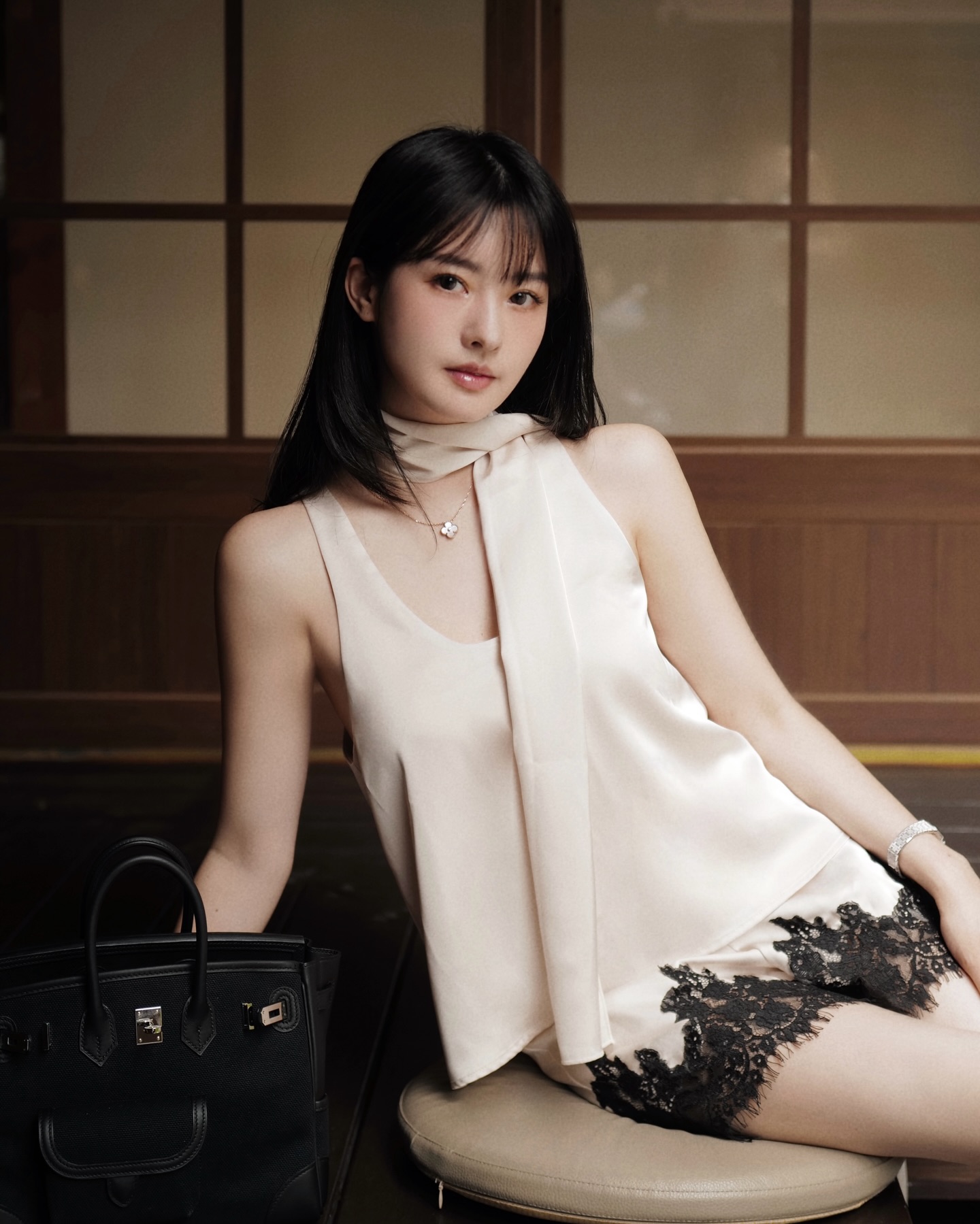 katie_chennn 香槟缎面无袖上衣配黑色蕾丝拼接裙，静奢风老钱穿搭