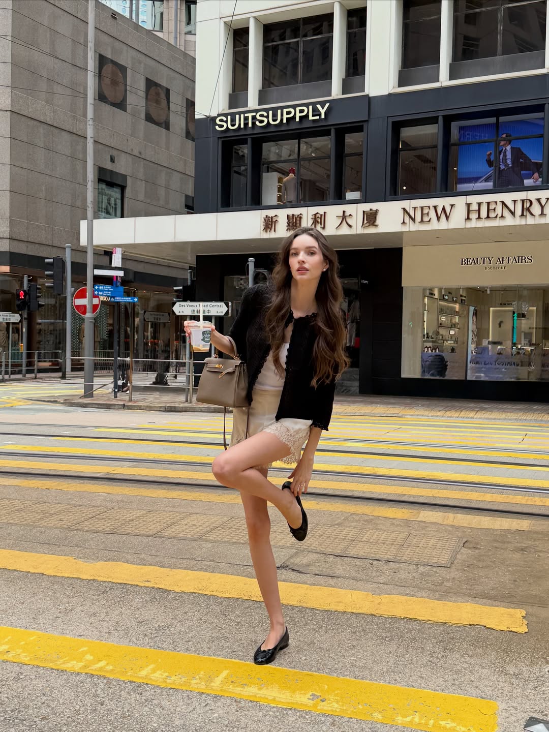 daria.bashynska 黑色粗花呢短外套配蕾丝边短裤，香港中环法式小香风