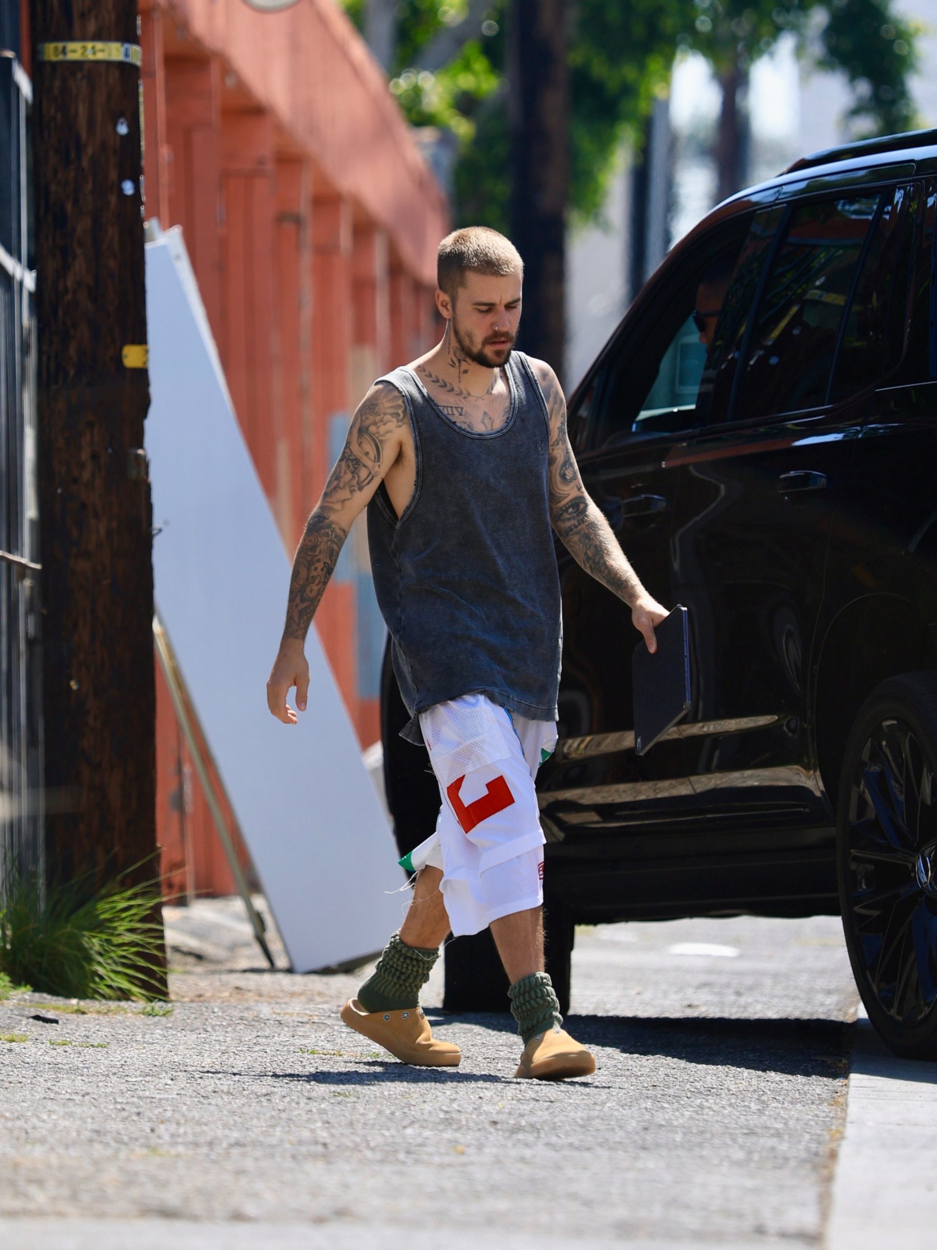 Justin Bieber 深灰工字背心配解构运动短裤，Scumbro街头随性风