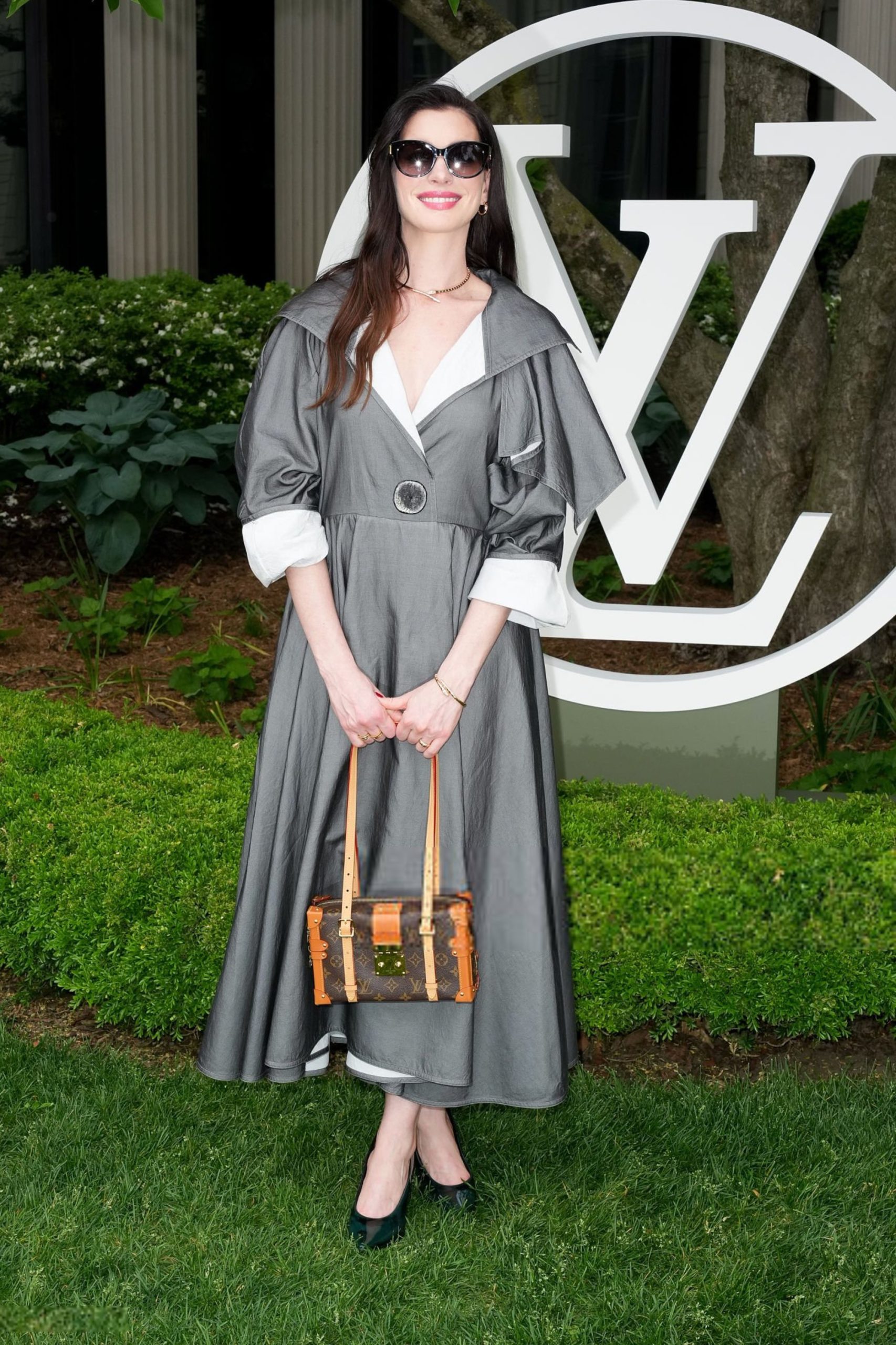 Anne Hathaway 灰色翻领收腰大摆裙配LV老花包，品牌活动复古优雅-街拍look