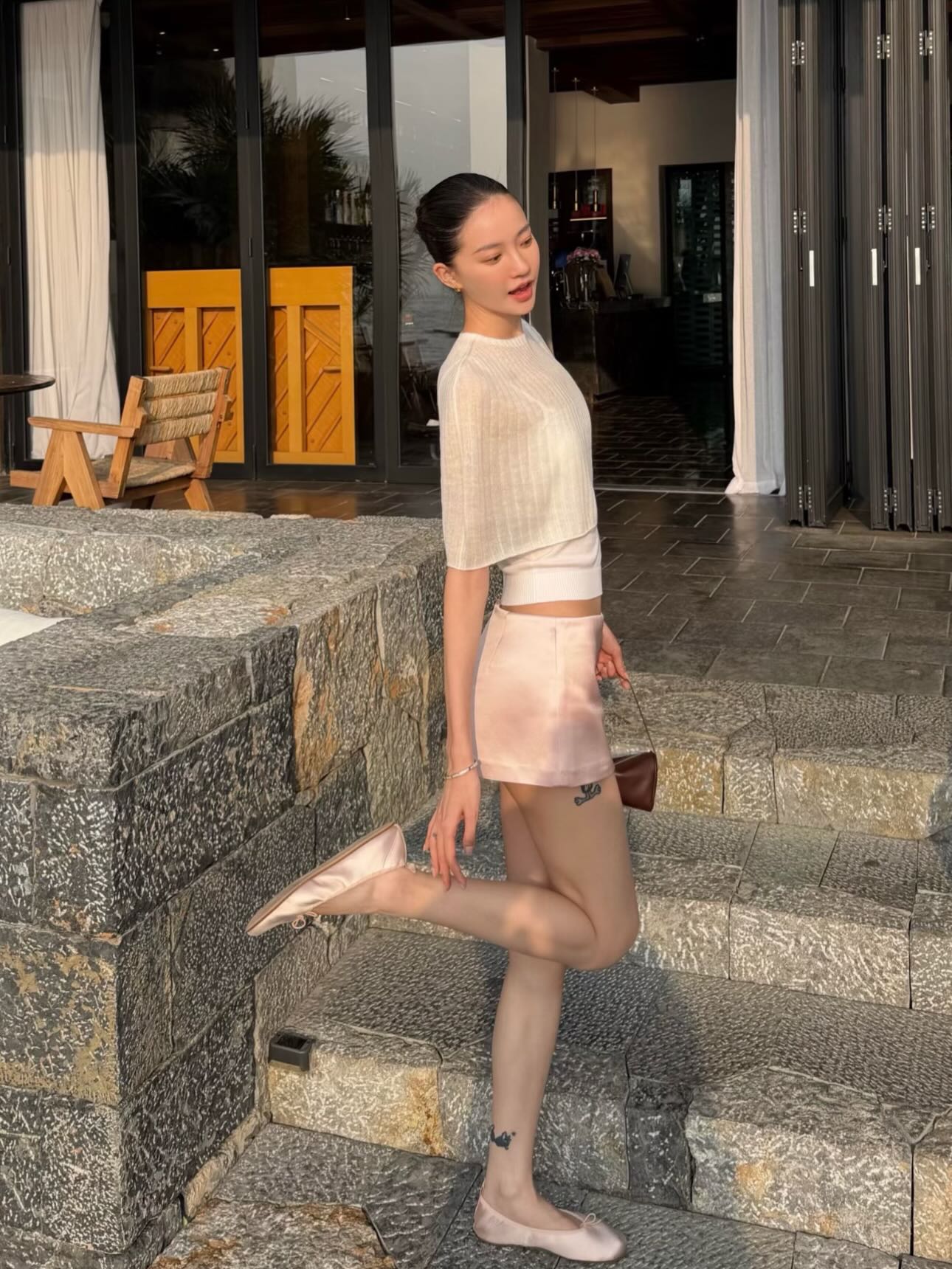 晚晚米白针织短袖配浅粉缎面短裤，温柔老钱度假风