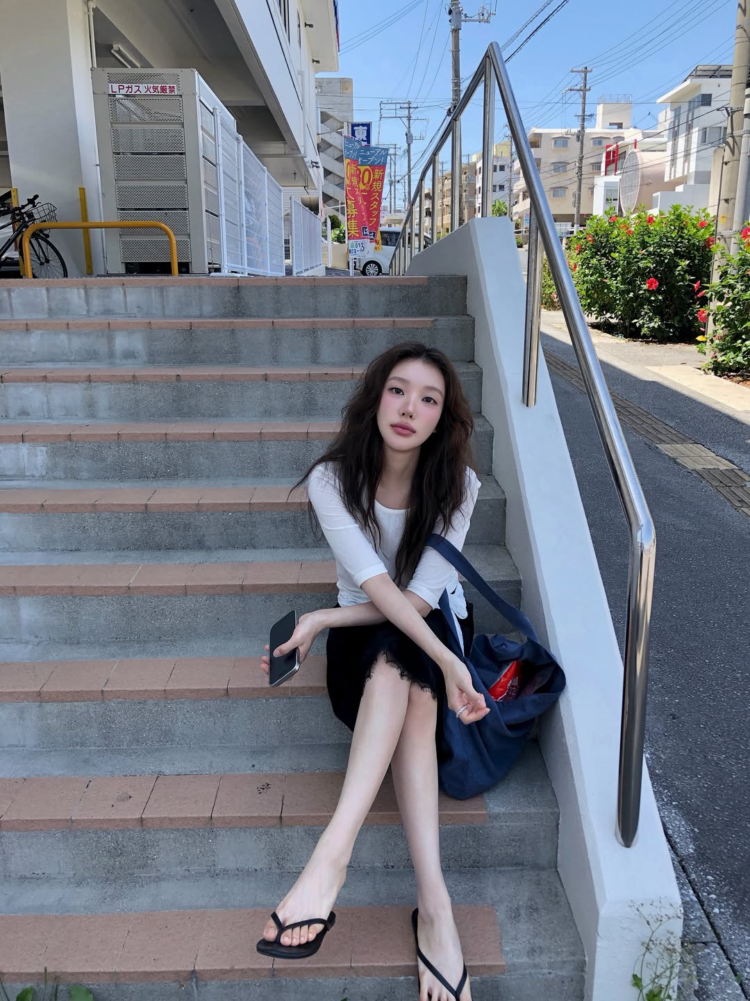 冲绳街头白T配黑色蕾丝边半裙，日系清冷感夏日穿搭