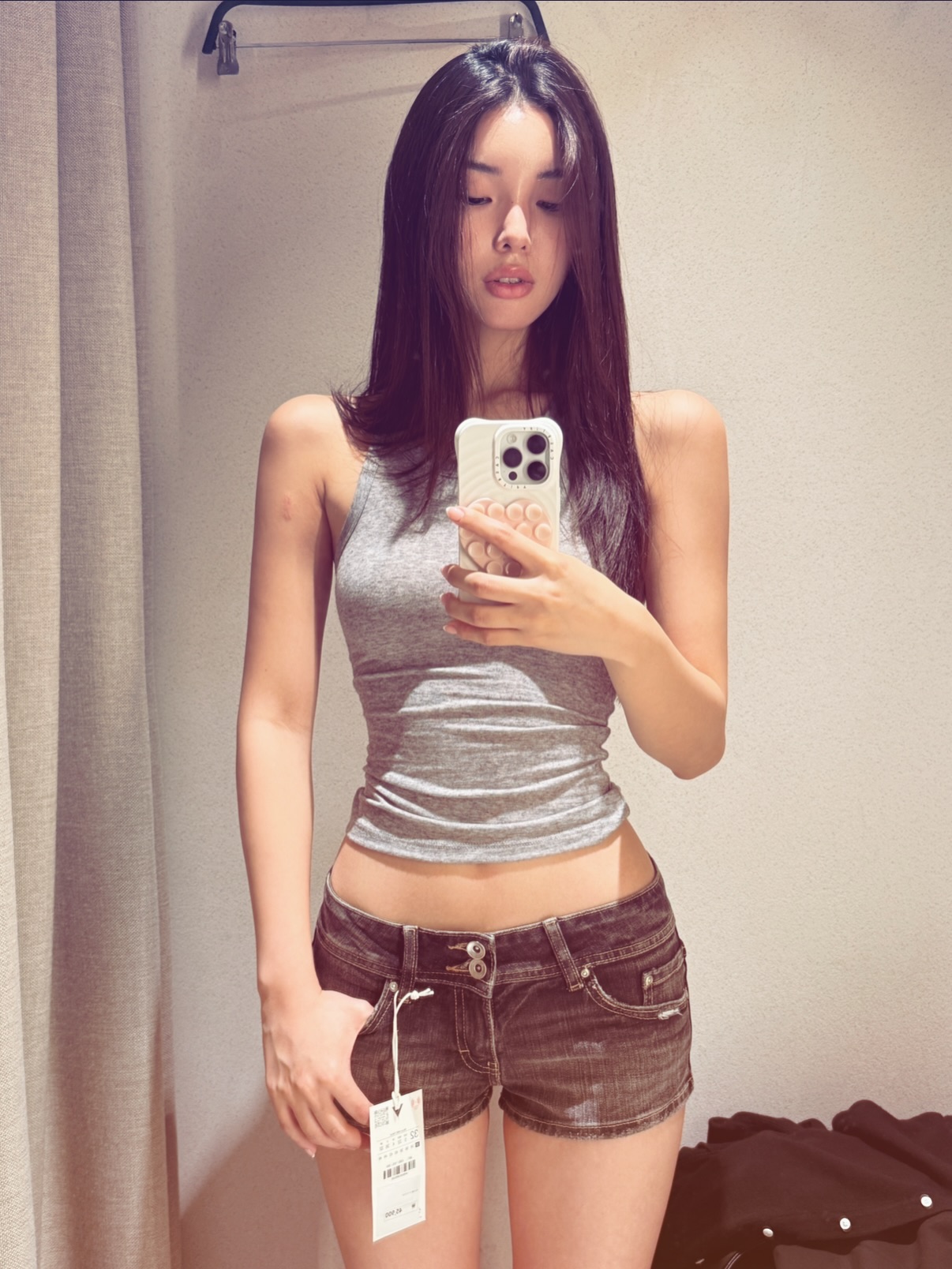 灰色堆堆感背心配棕色低腰牛仔短裤，美式复古辣妹风