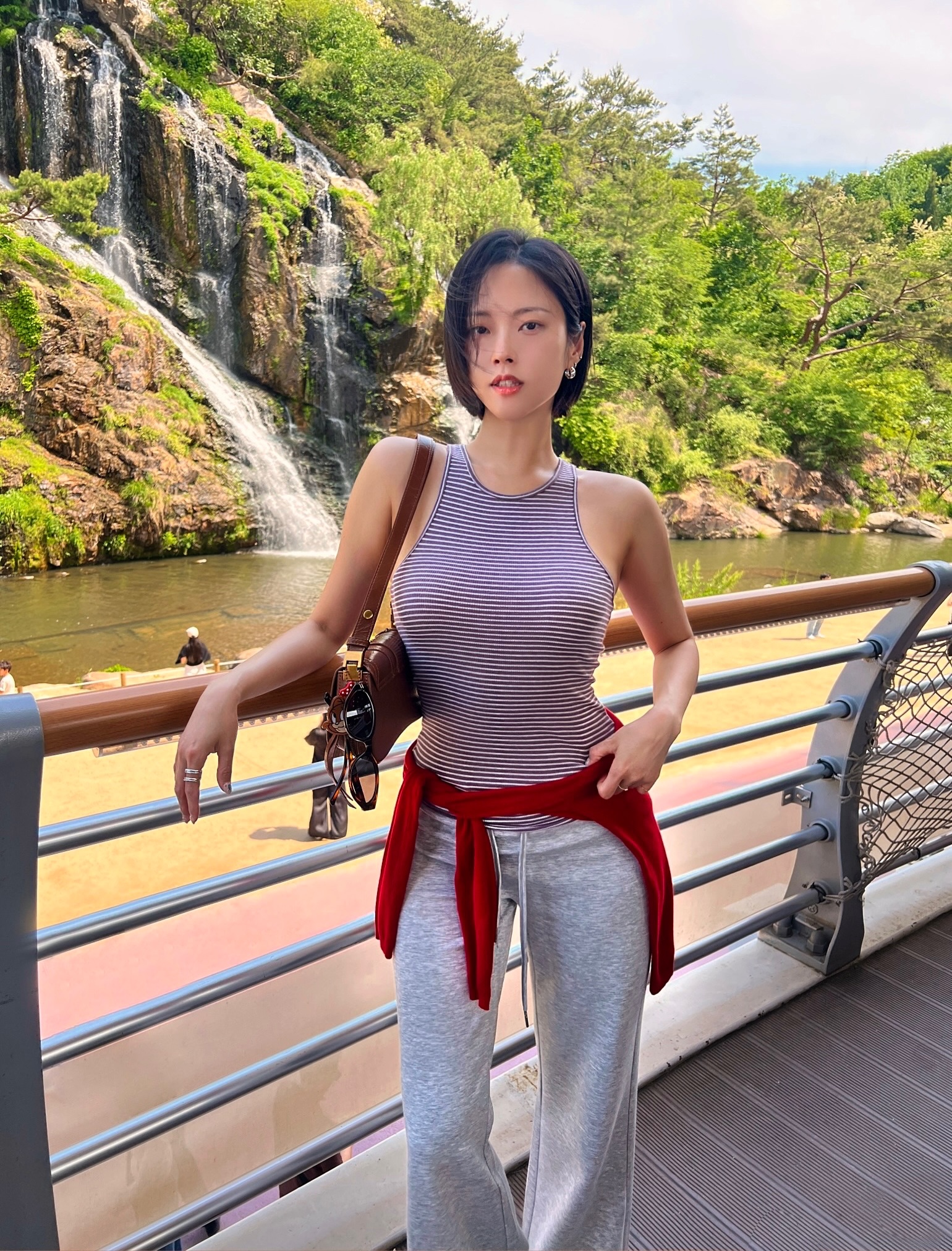 条纹工字背心+灰色微喇卫裤+红色针织衫腰系穿搭 户外休闲风