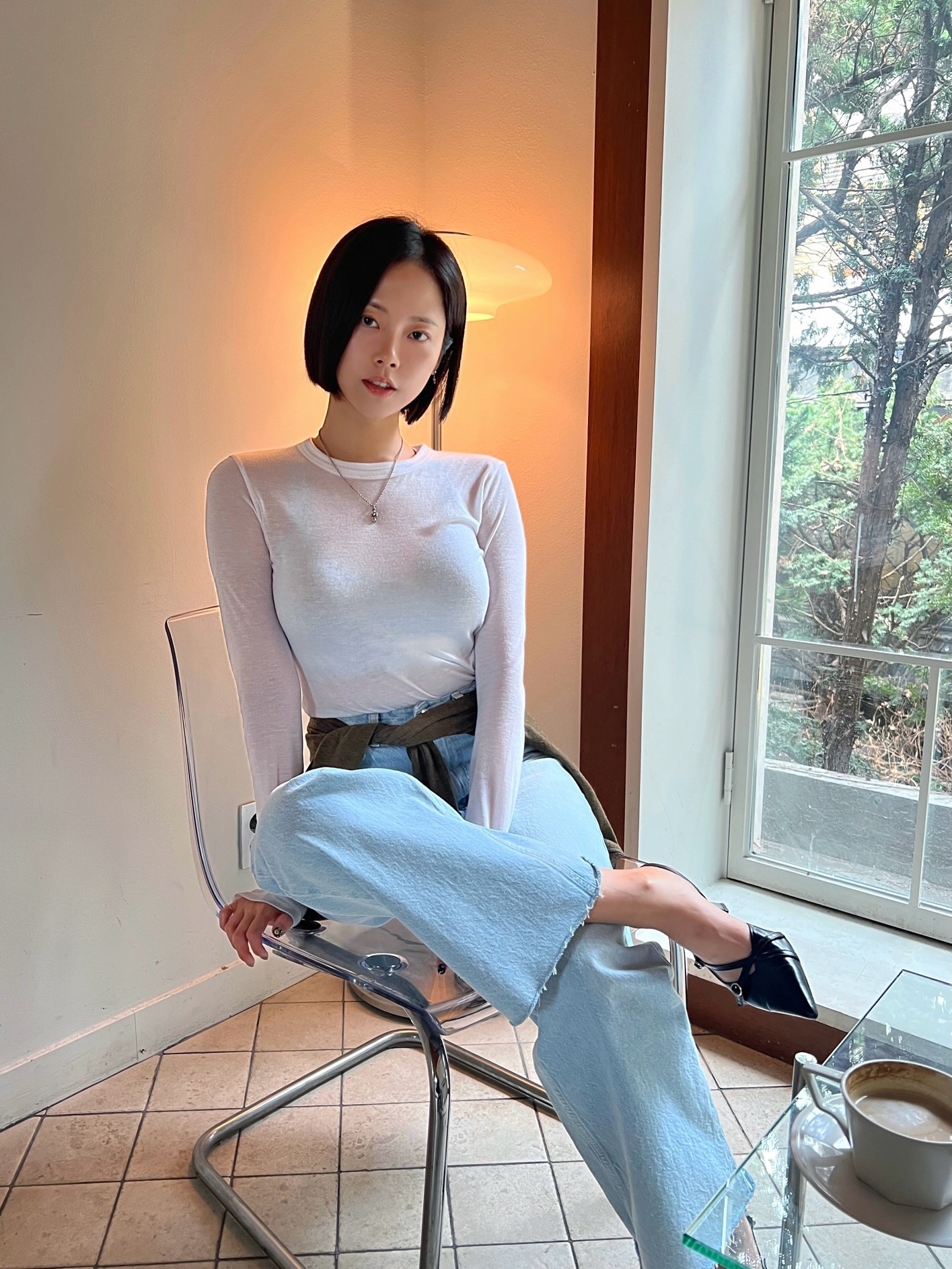lovelyjoohee白色微透长袖T恤配浅蓝阔腿牛仔裤