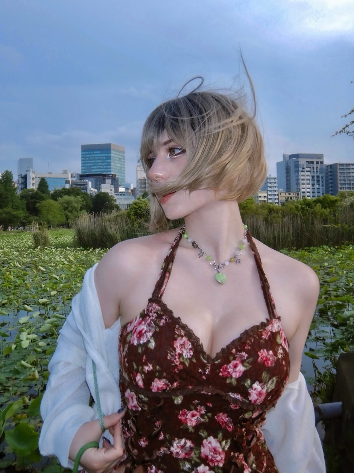 棕红色碎花吊带连衣裙+白色开衫 浪漫复古风