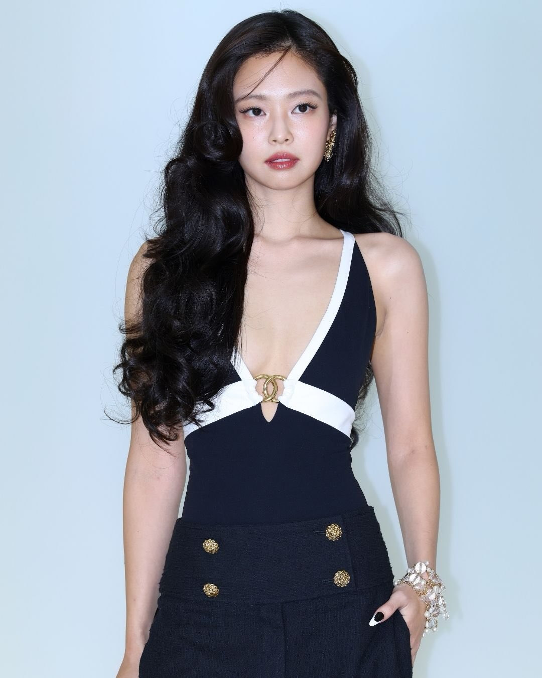 Jennie黑白深V吊带连体衣配高腰粗花呢阔腿裤，法式优雅复古奢华