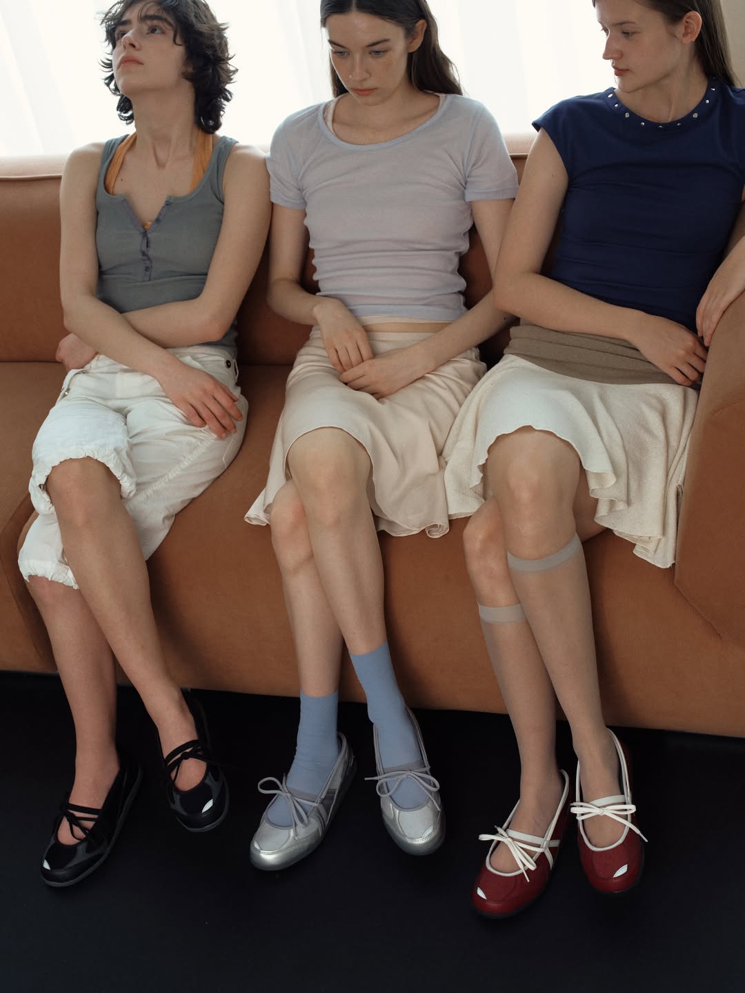 adonisproject三人芭蕾少女风合照：灰蓝背心淡紫T恤乳白短裙，莫兰迪色系新复古穿搭