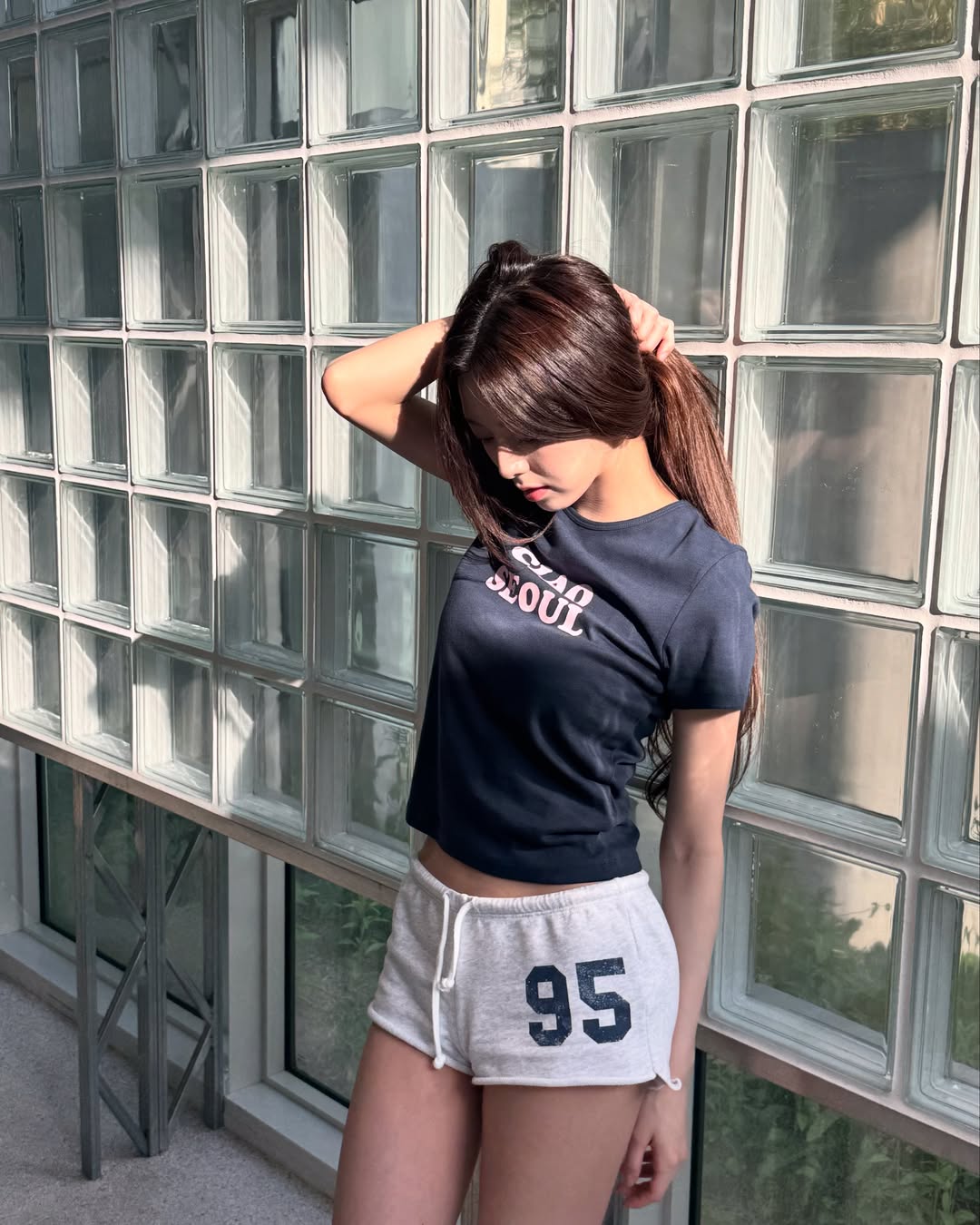 igotyuandme藏青CLUB SEOUL短款T恤配浅灰运动短裤，韩系美式复古校园运动风