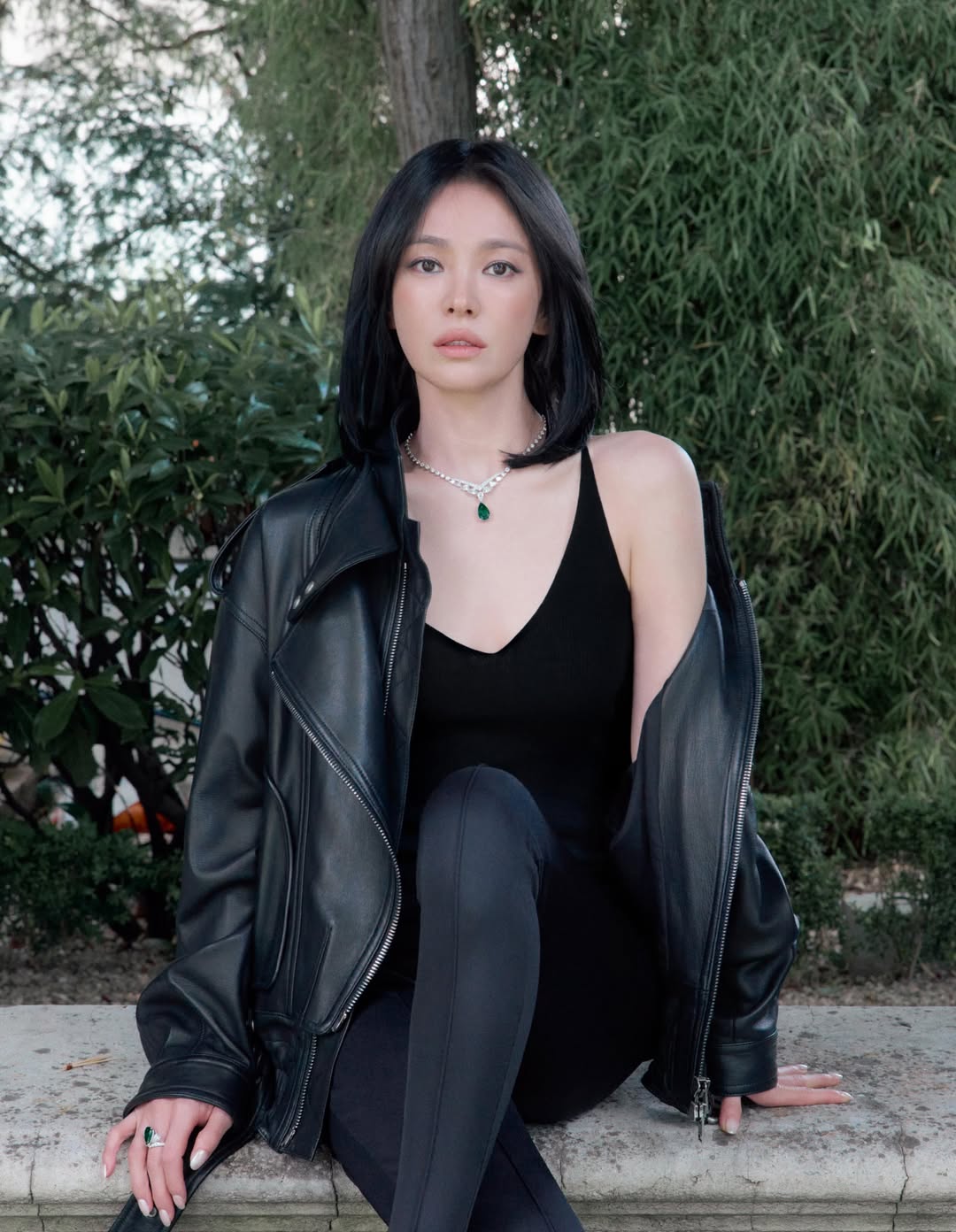 kyo__811全黑机车皮夹克配深V吊带紧身裤，酷感优雅暗黑极简风穿搭