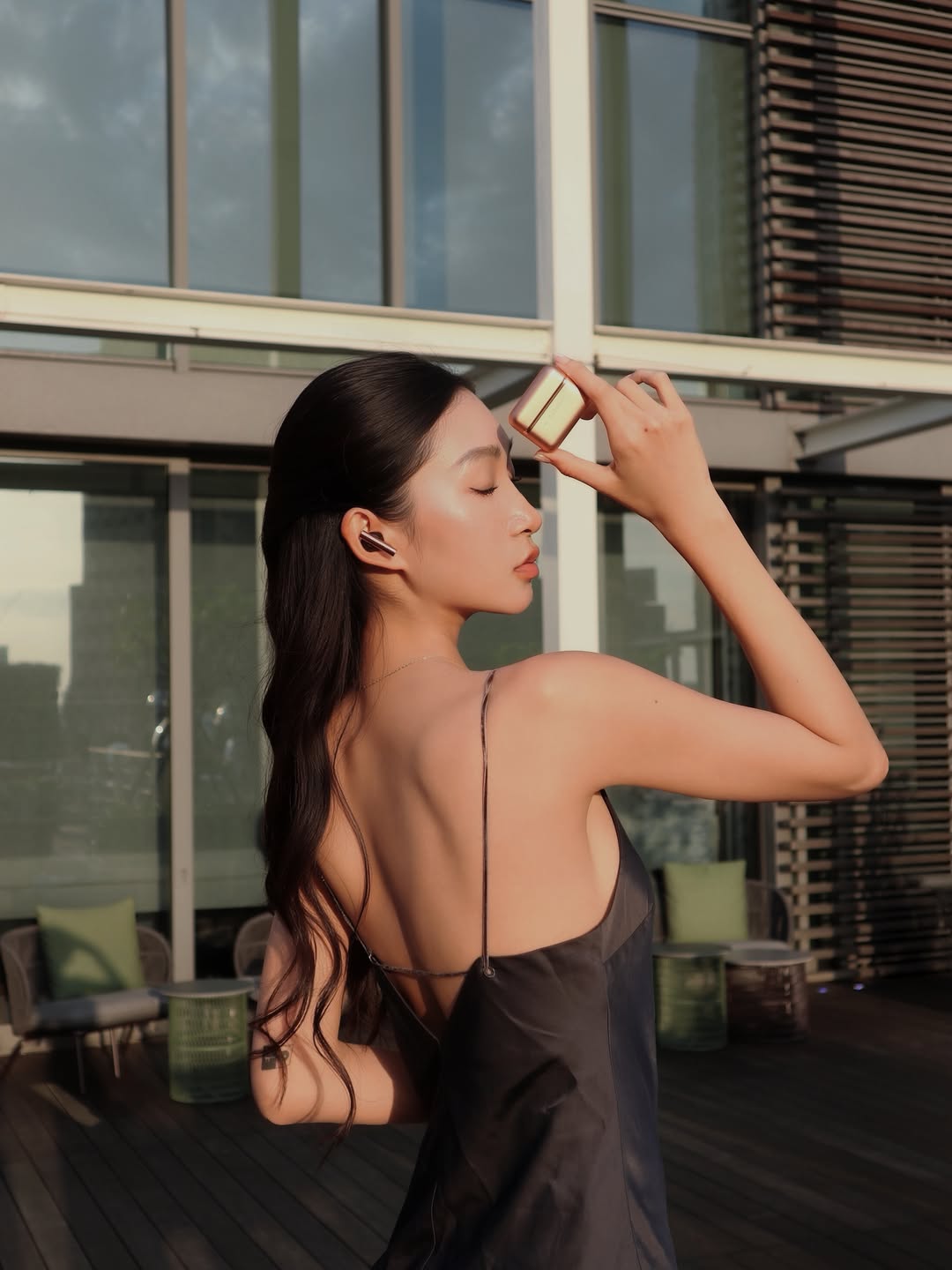weiting_lin巧克力棕真丝荡领露背连衣裙配玫瑰金耳机，Quiet Luxury极简奢华科技 chic 风