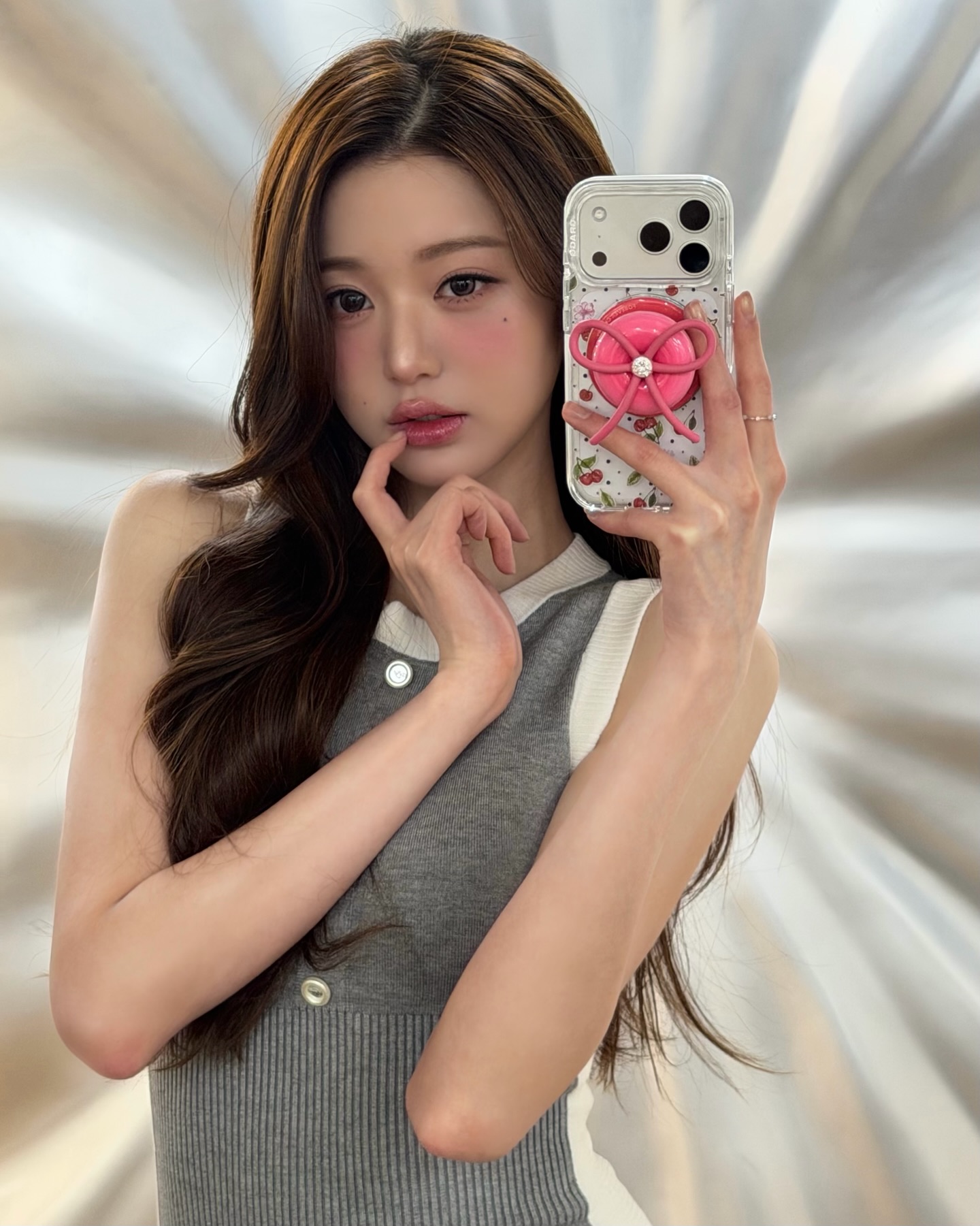 张元英灰色假两件针织背心配短裙，韩系学院风少女感-街拍look
