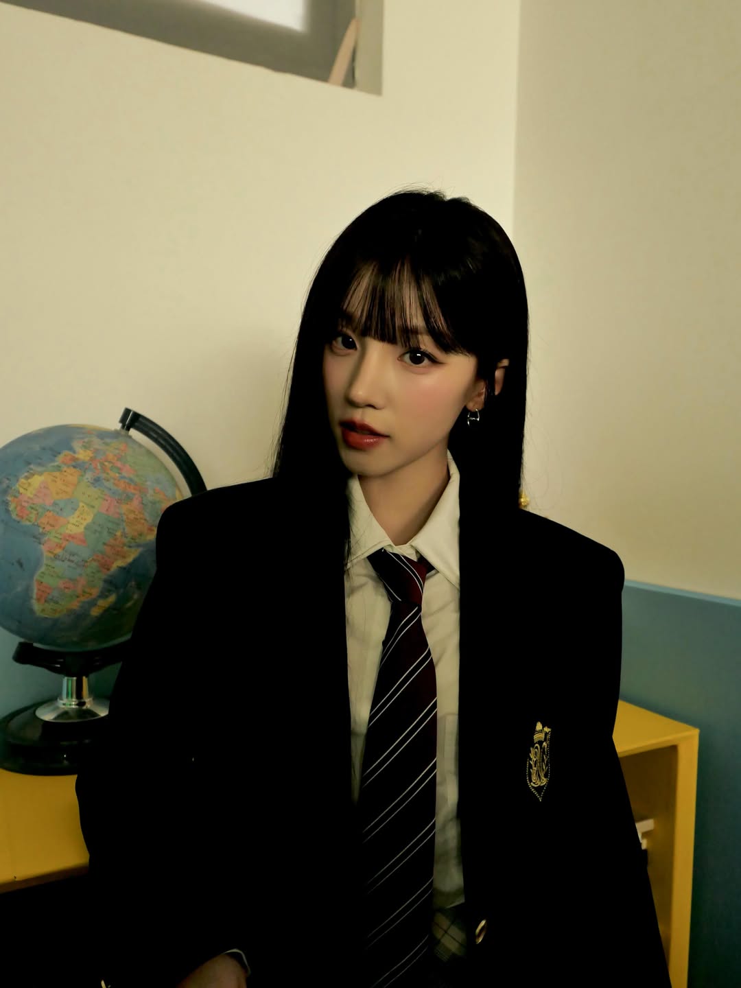 韩系学院风制服地球仪前，书卷气学姐感-街拍look