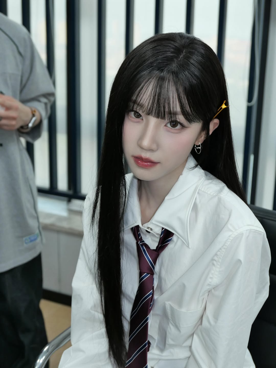 韩系学院风制服精致细节，金色徽章和心形耳环-街拍look