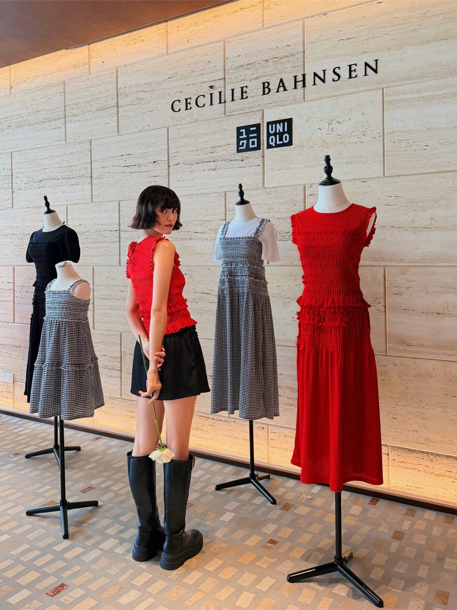 UNIQLO×Cecilie Bahnsen红色褶皱上衣，甜酷暗黑少女风-街拍look