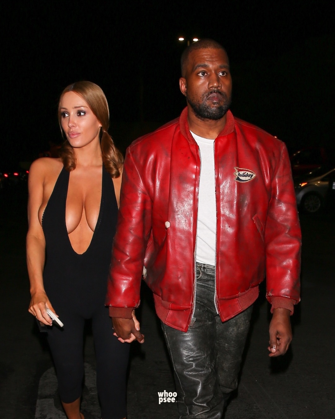Kanye West红色做旧皮夹克配Julia Fox黑色深V连体衣，街头情侣穿搭