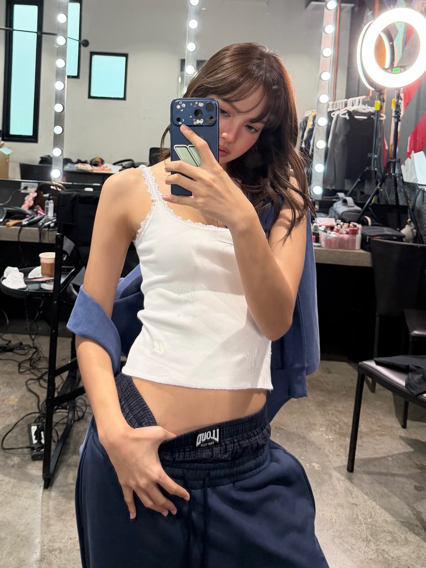 Baifern白色蕾丝边吊带背心配藏蓝运动裤，化妆间松弛感辣妹穿搭