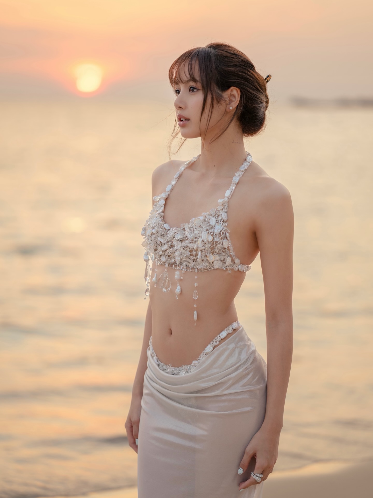 Pimprapa贝壳珍珠缀饰胸衣配缎面长裙，海边日落人鱼姬梦幻造型