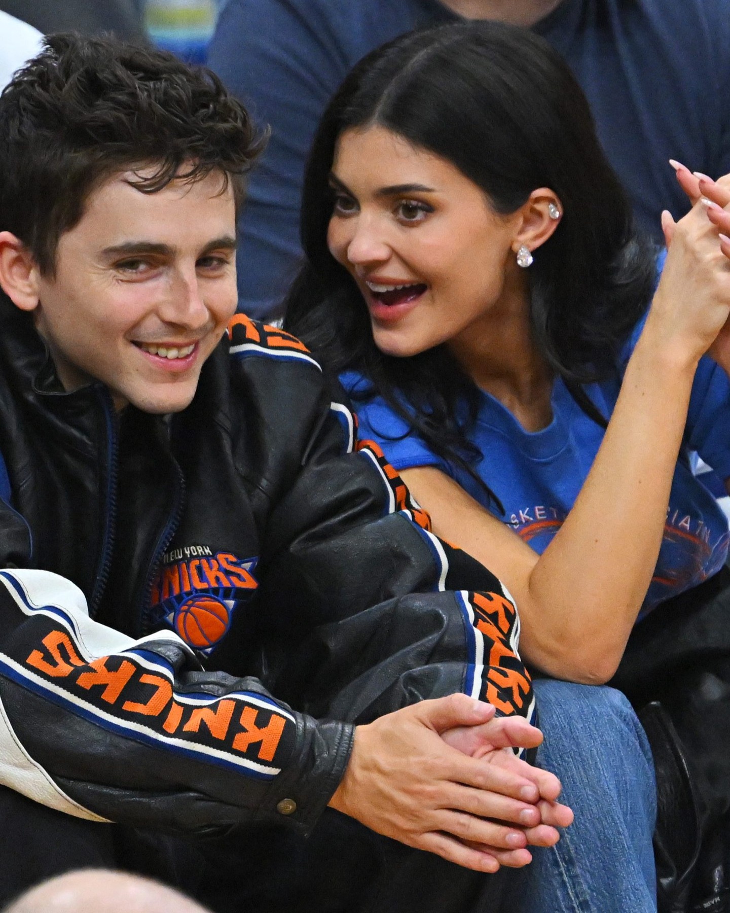 Kylie Jenner配Timothée Chalamet尼克斯队情侣穿搭，球场约会街头感拉满