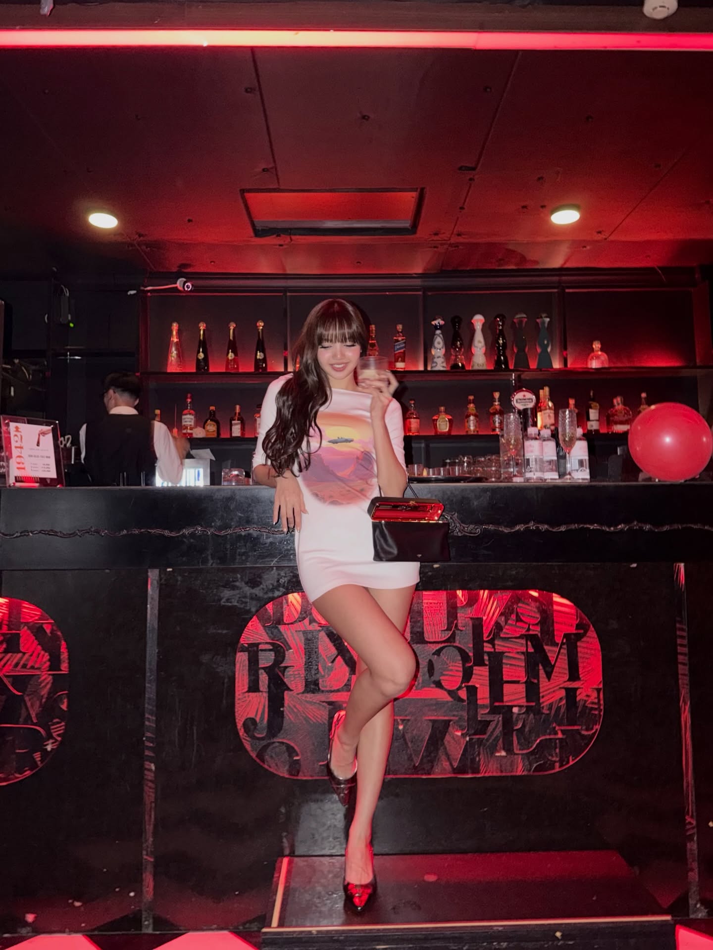 Lisa白色印花包臀迷你裙配红色漆皮高跟鞋，夜店霓虹下辣妹气场全开