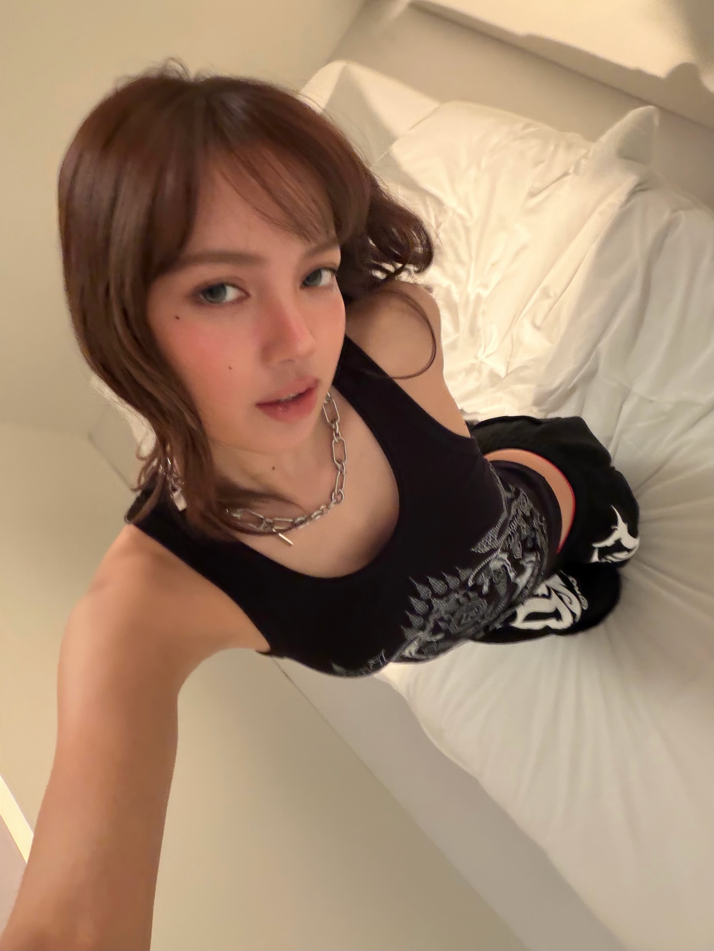 Y2K千禧辣妹黑白机能风：黑色无袖背心配白色高腰裤，街头酷感拉满