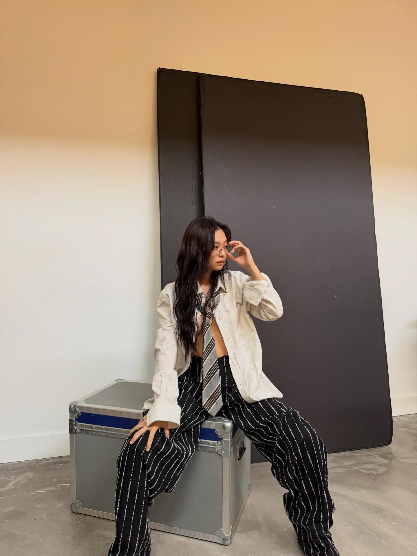 jennierubyjane米白衬衫外套配黑白条纹高腰阔腿裤，无性别知识分子风
