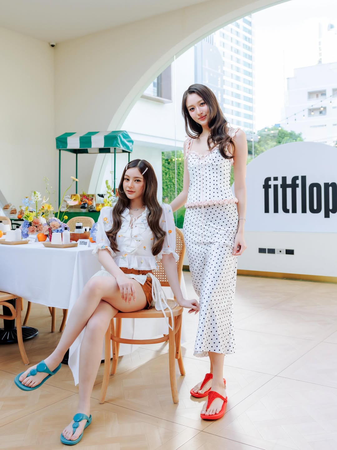 view.benyapa白色雏菊娃娃衫配焦糖短裤，FitFlop夏日花园风