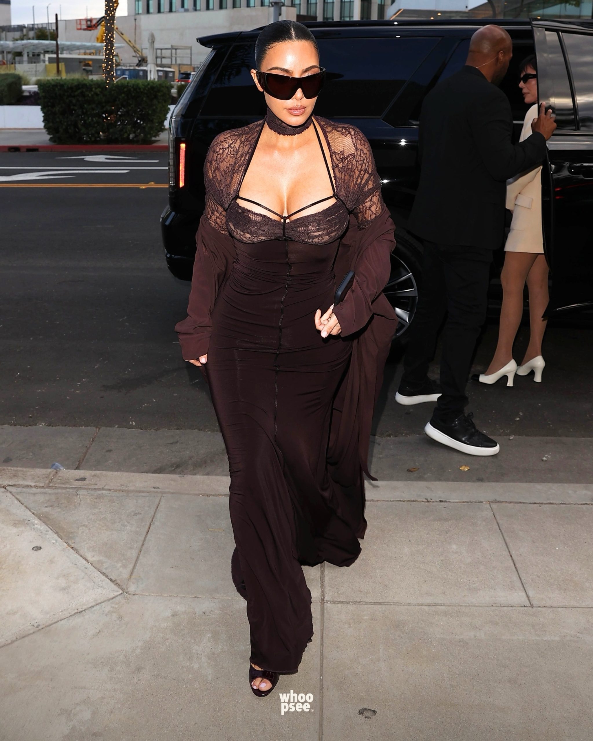 Kim Kardashian巧克力棕蕾丝解构连衣裙，暗黑性感红毯风