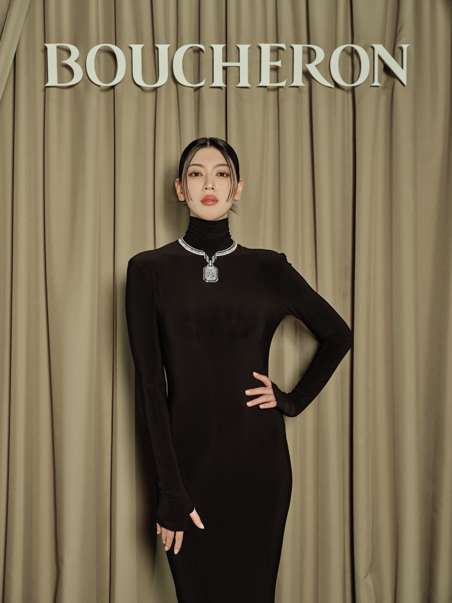 miyoshi.aa黑色高领紧身裙配Boucheron钻石项链，高级珠宝活动风-街拍look