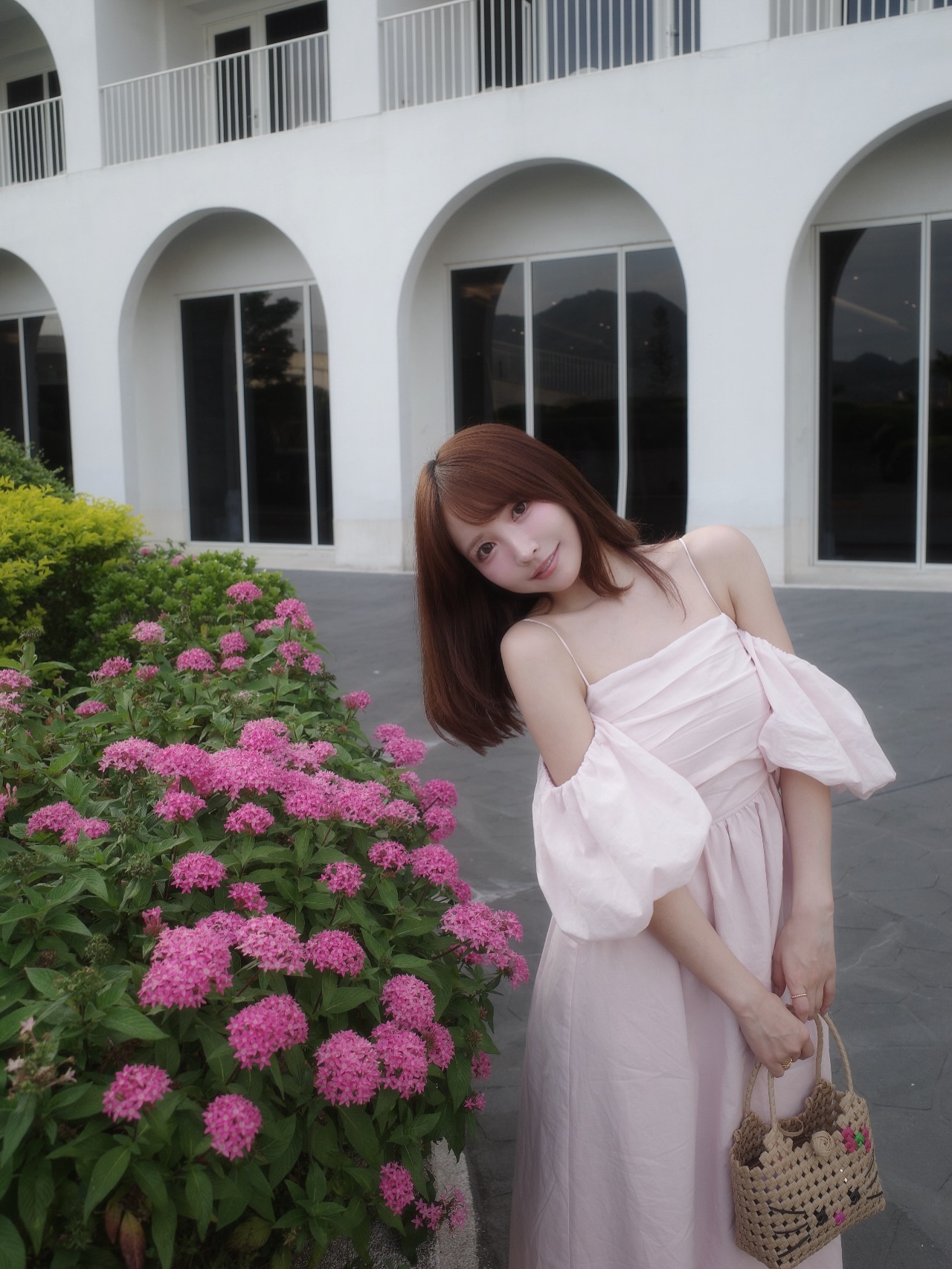 yua_mikami淡粉色吊带连衣裙配草编包，日系甜美度假风-街拍look