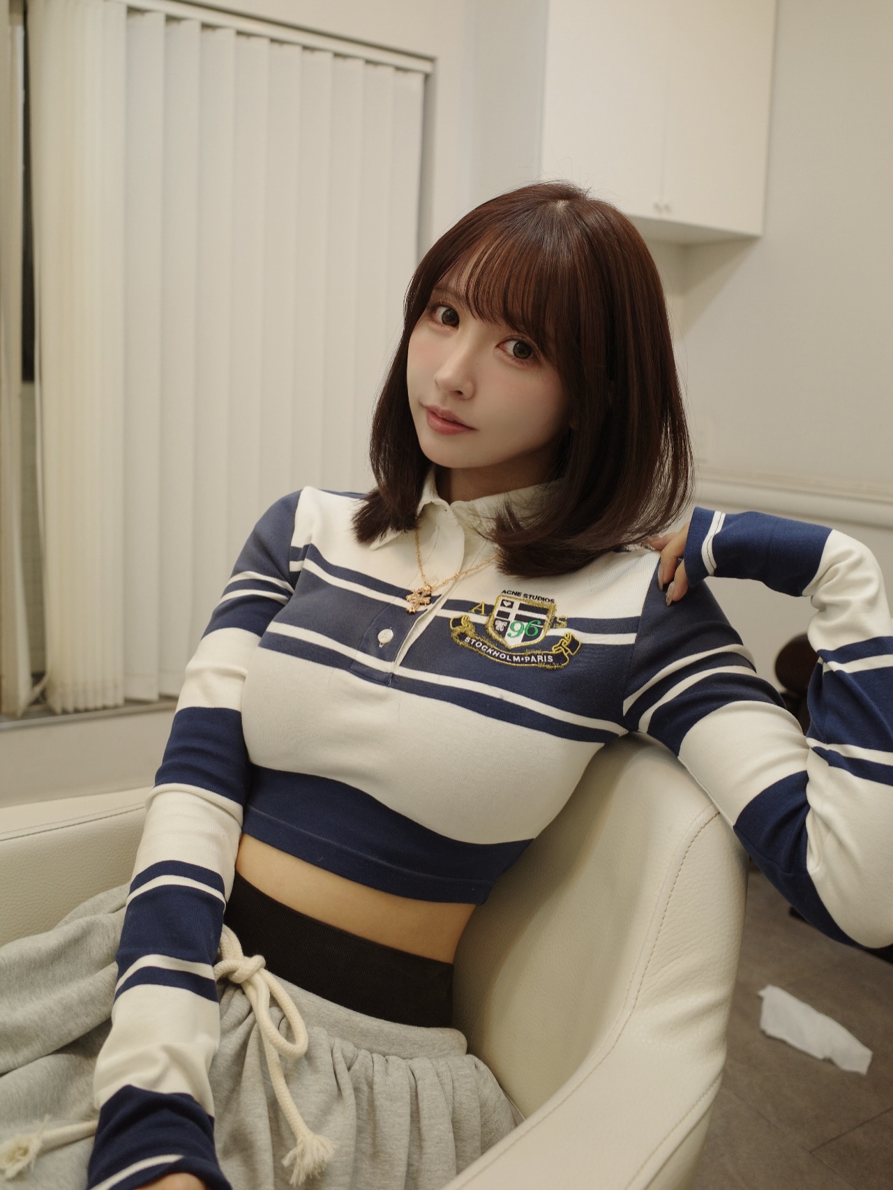 yua_mikami蓝白条纹Polo短上衣配灰色运动裤，复古学院运动风
