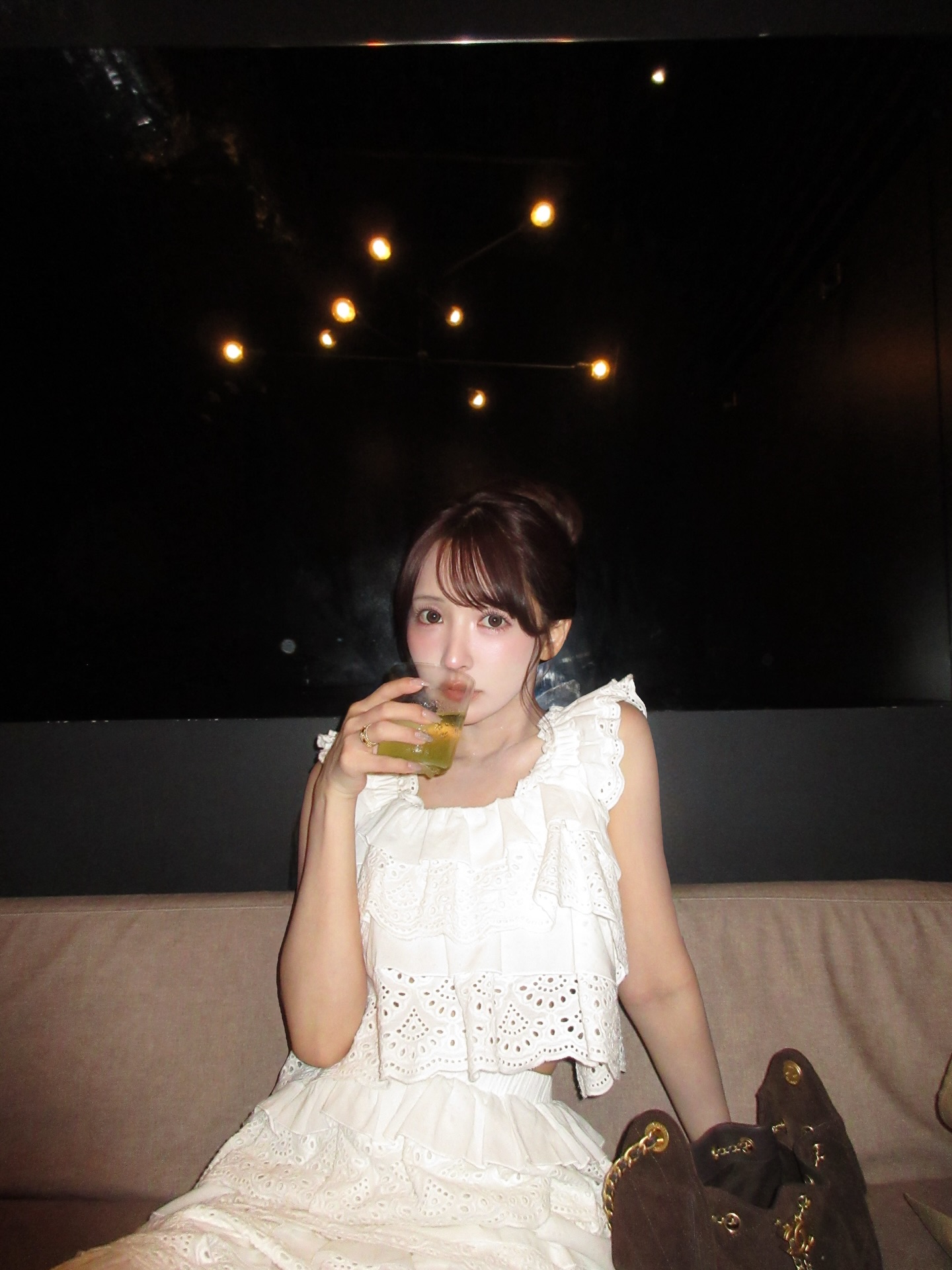 yua_mikami白色镂空刺绣套装配深棕手提包，法式少女夜间风