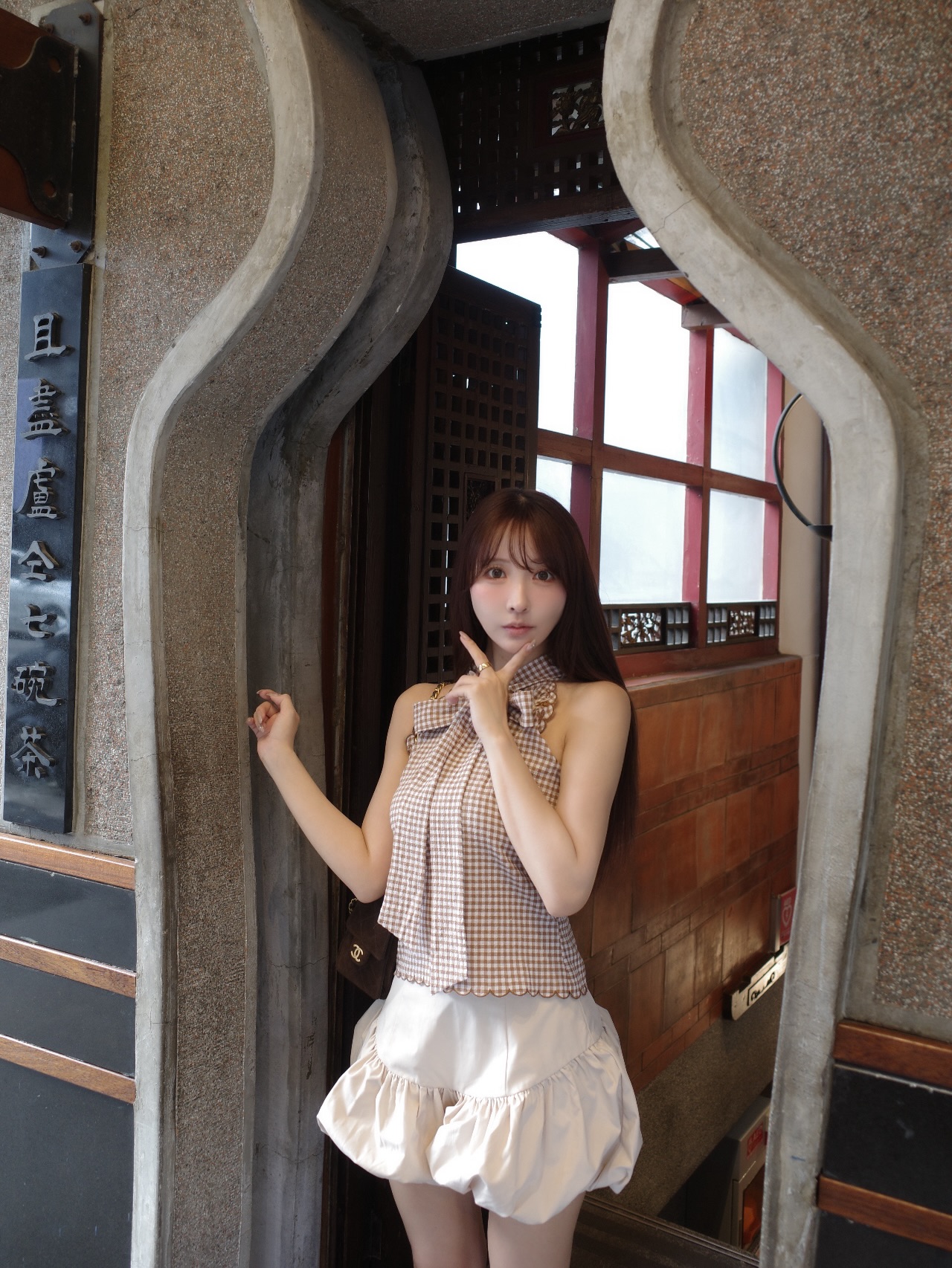 yua_mikami棕白格纹挂脖上衣配白色花苞短裤，日式茶室甜妹风