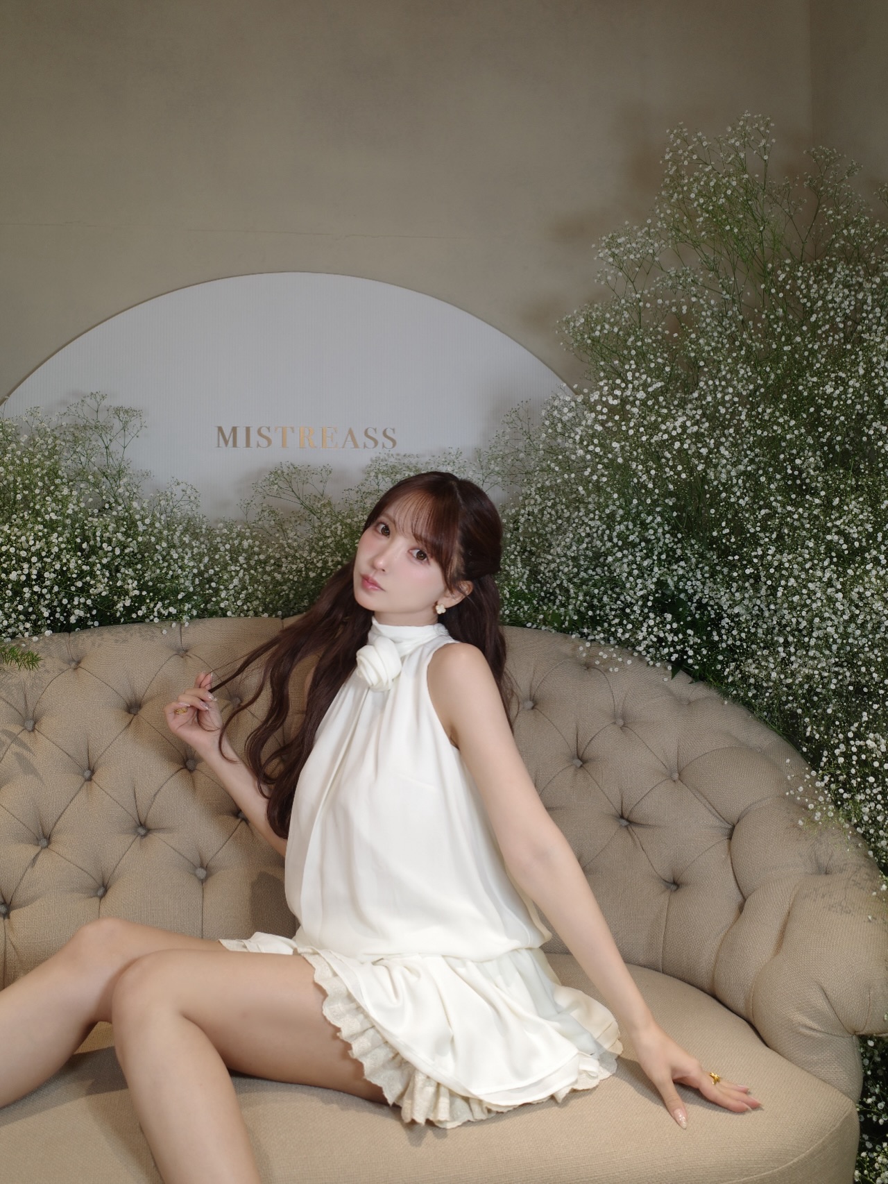 yua_mikami白色挂脖花朵上衣配南瓜裤，MISTREASS品牌梦幻风-街拍look
