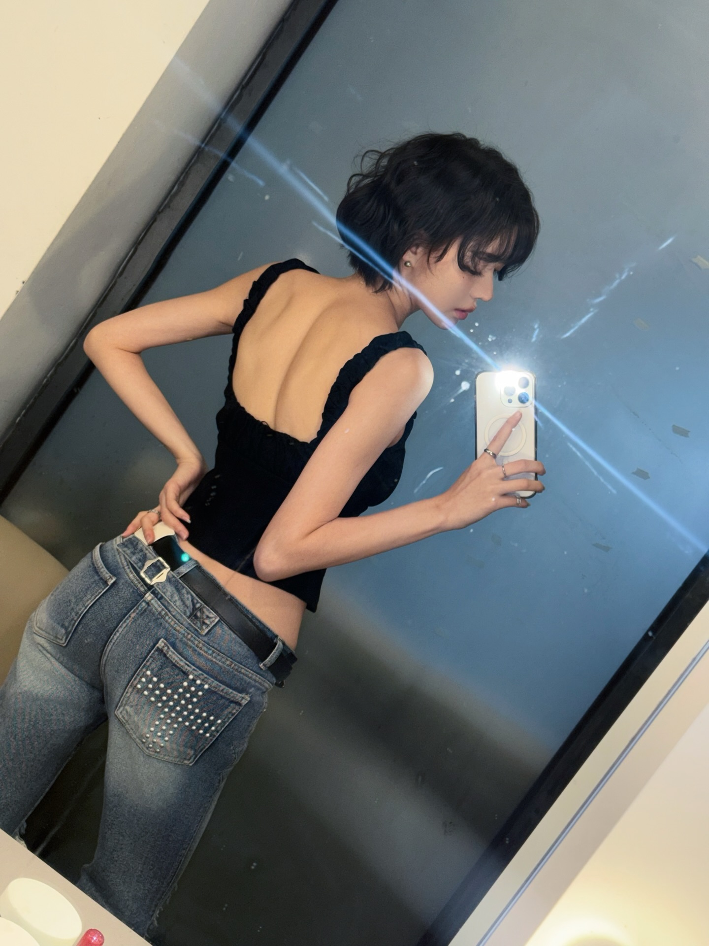 黑色露背背心+低腰直筒牛仔裤，Y2K辣妹复古街头风