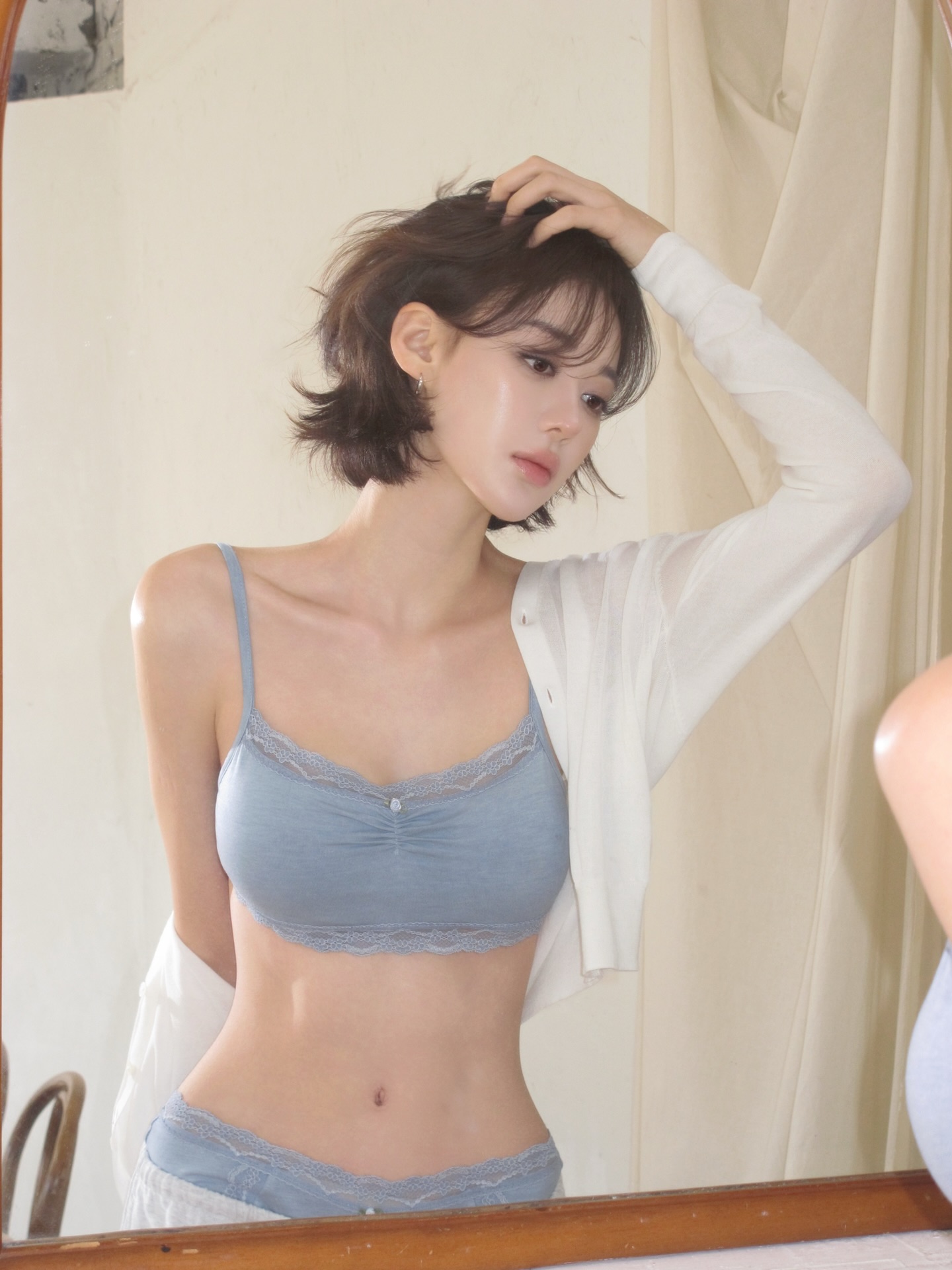 灰蓝色蕾丝内衣+白色针织开衫，韩系纯欲少女居家风