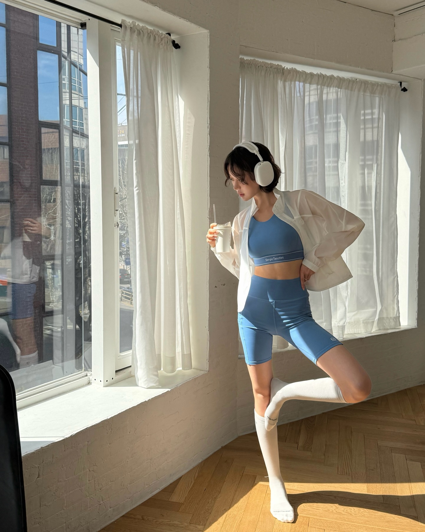 雾霾蓝运动内衣+骑行短裤+白色夹克，韩系Athleisure运动休闲风