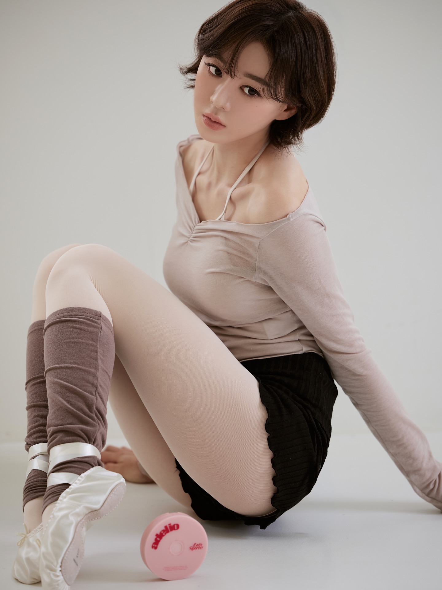 裸粉挂脖紧身衣+黑色短裙+白色连裤袜，芭蕾风Balletcore日系少女穿搭-街拍look