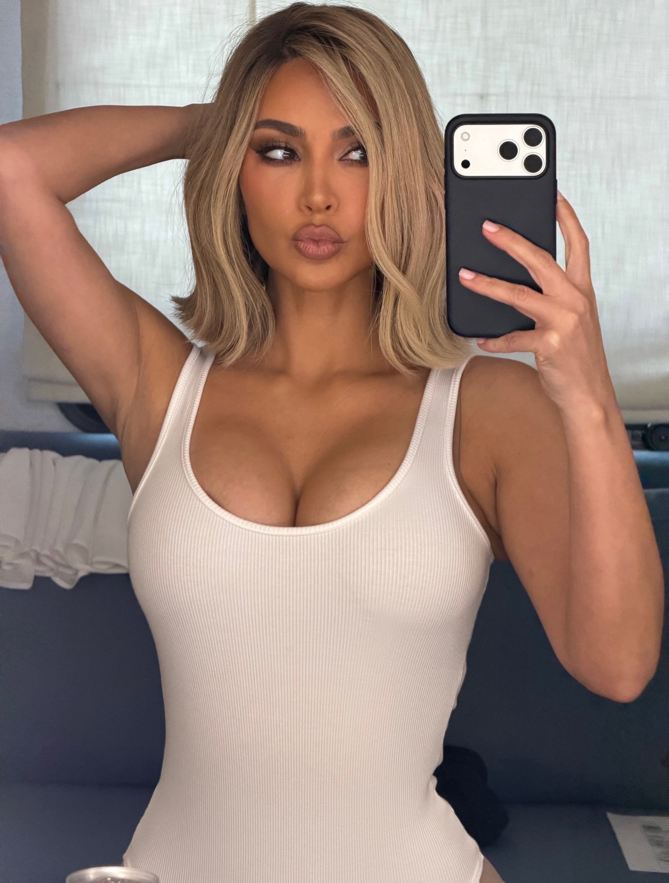 Kim Kardashian白色罗纹背心对镜自拍，随性居家风