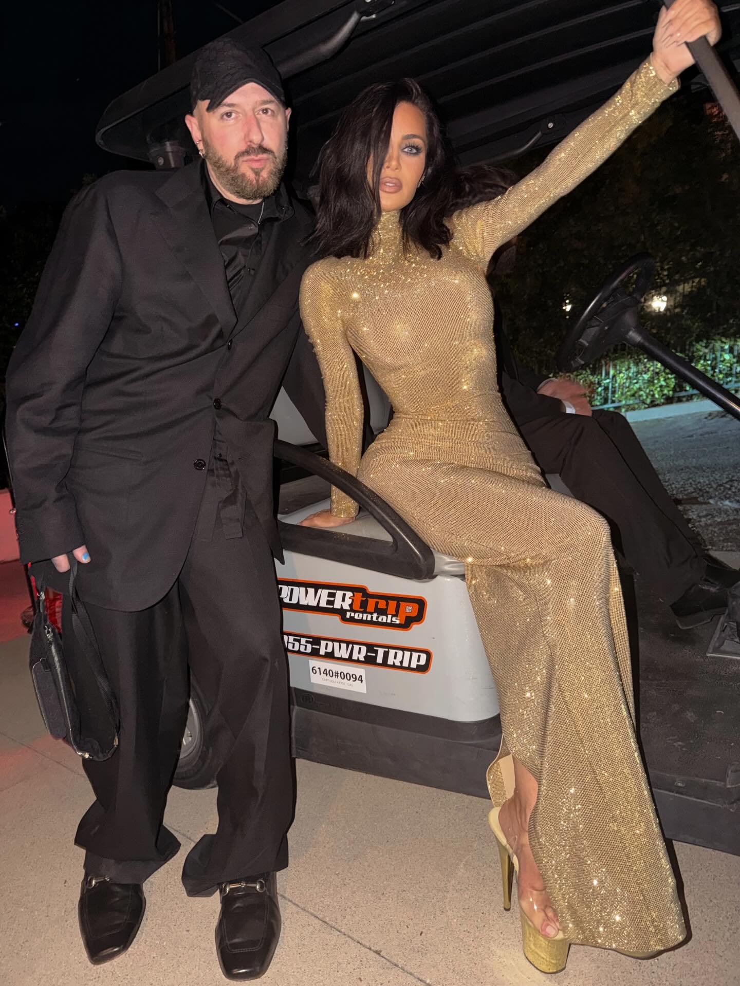 Kim Kardashian金色亮片长裙配黑色西装，夜间活动华丽风-街拍look