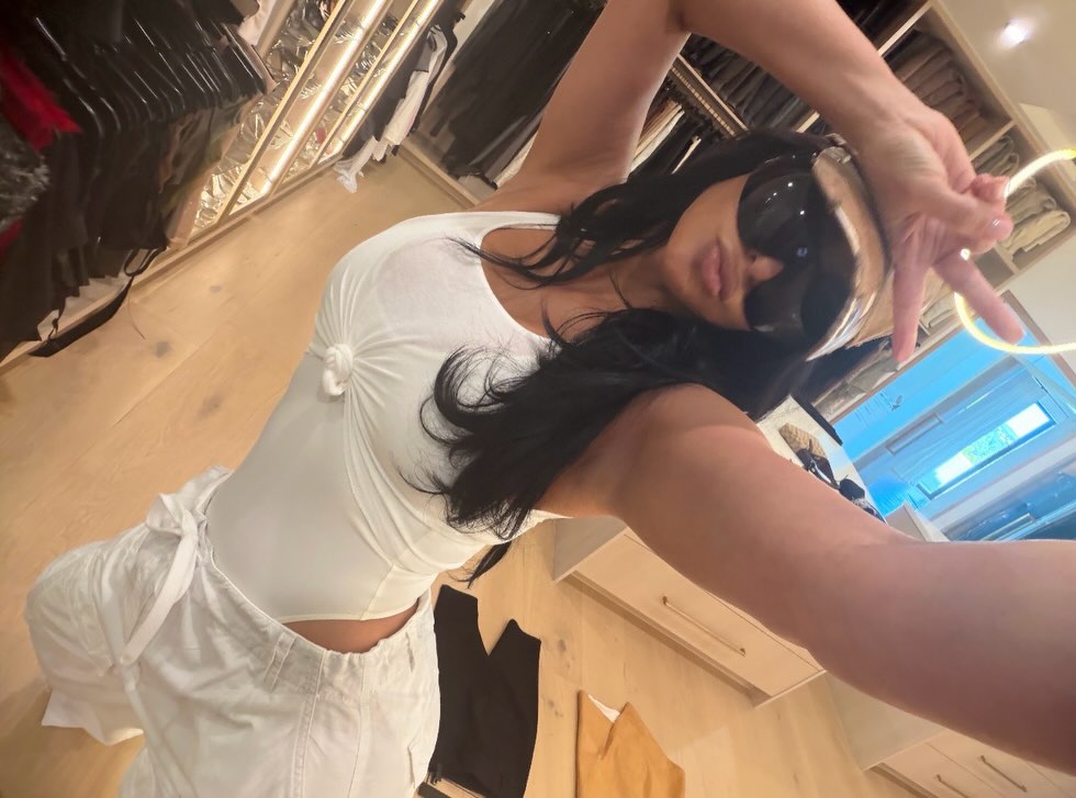 Kim Kardashian白色无袖连体衣配长裤，衣帽间对镜自拍风
