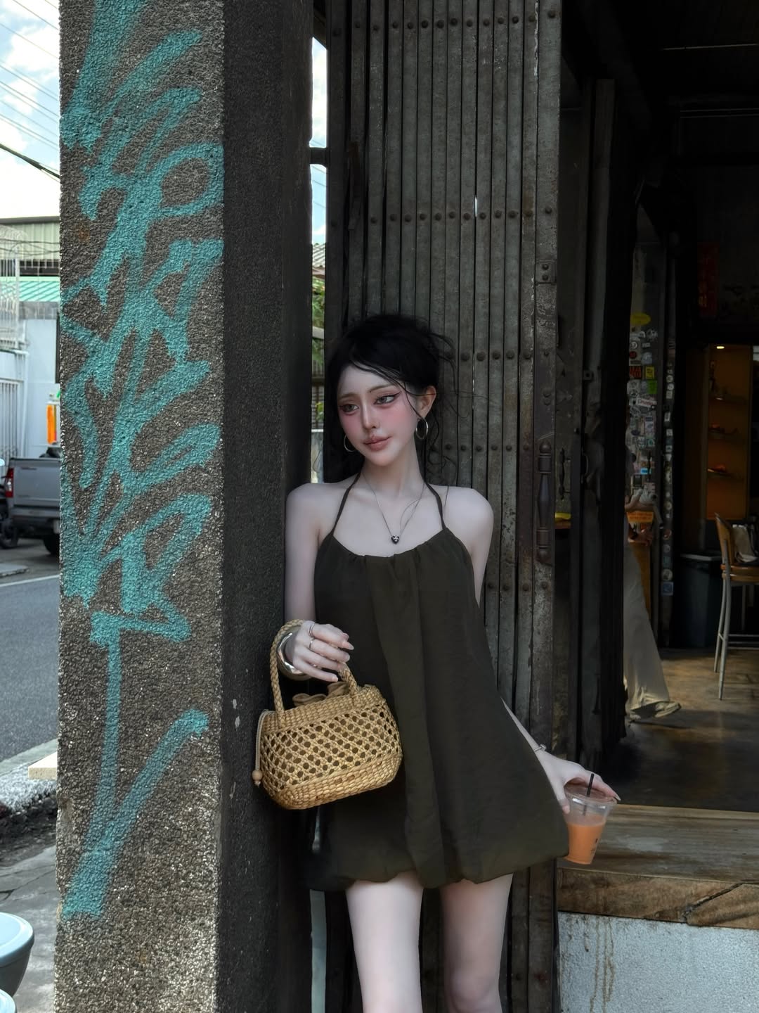 psnsoy橄榄绿吊带迷你裙配草编包，涂鸦墙边夏日酷女孩风