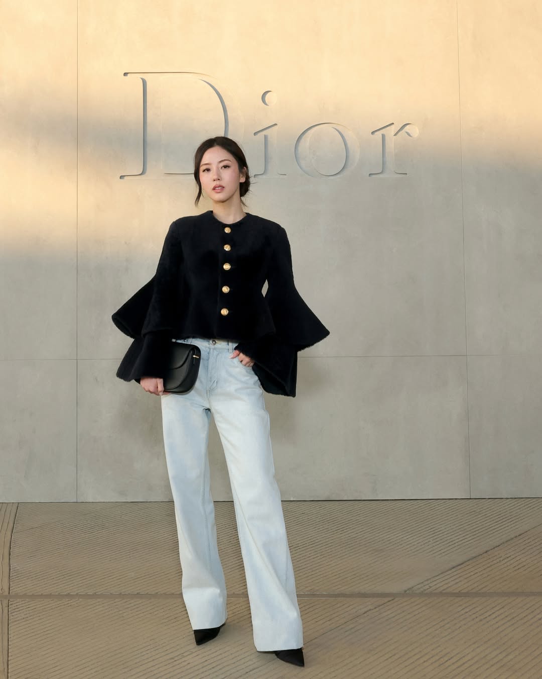 seoyeonrebecca黑色短款夹克配阔腿牛仔裤，Dior墙前 chic 风